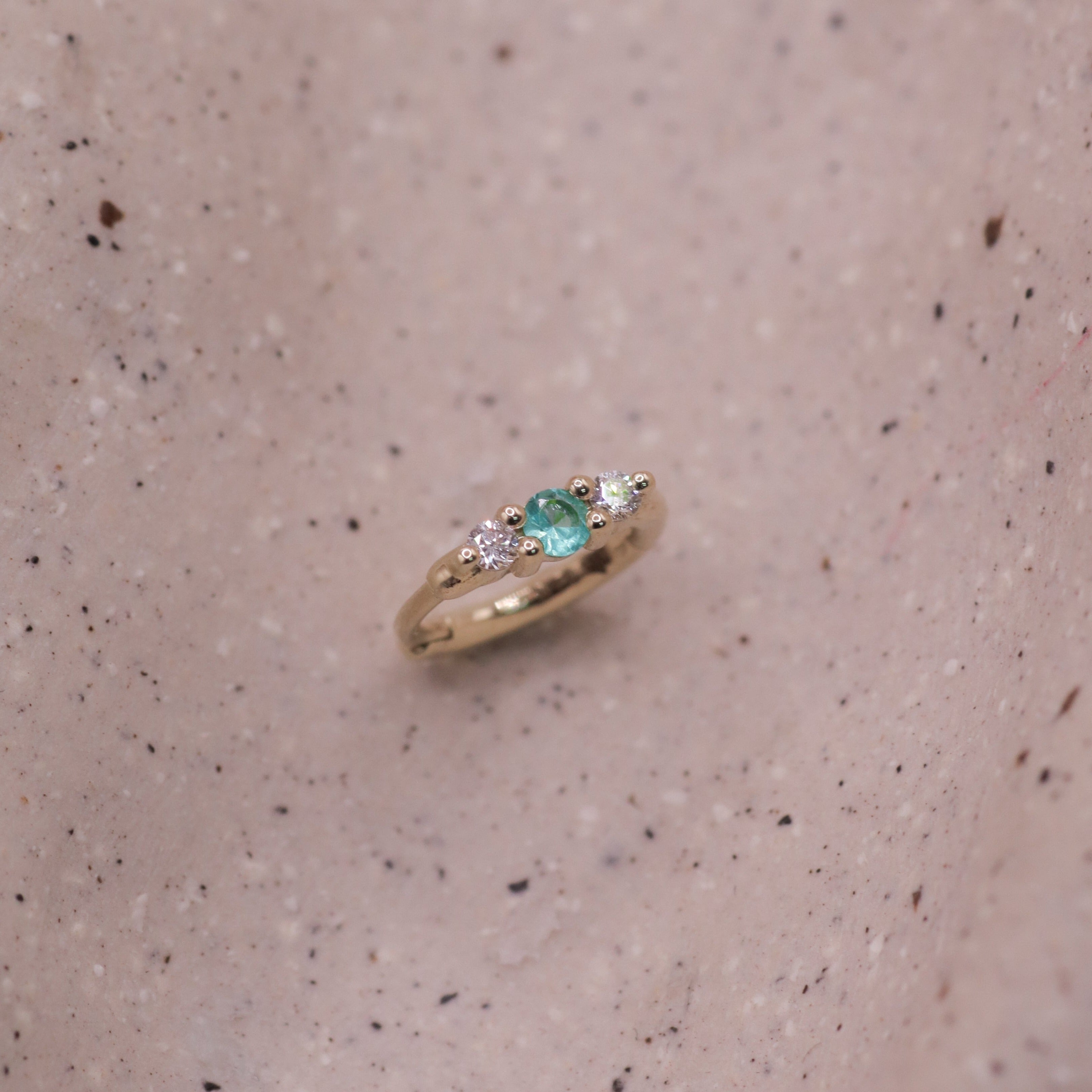 עגיל חישוק מיני אודרי עם אמרלד ויהלומים