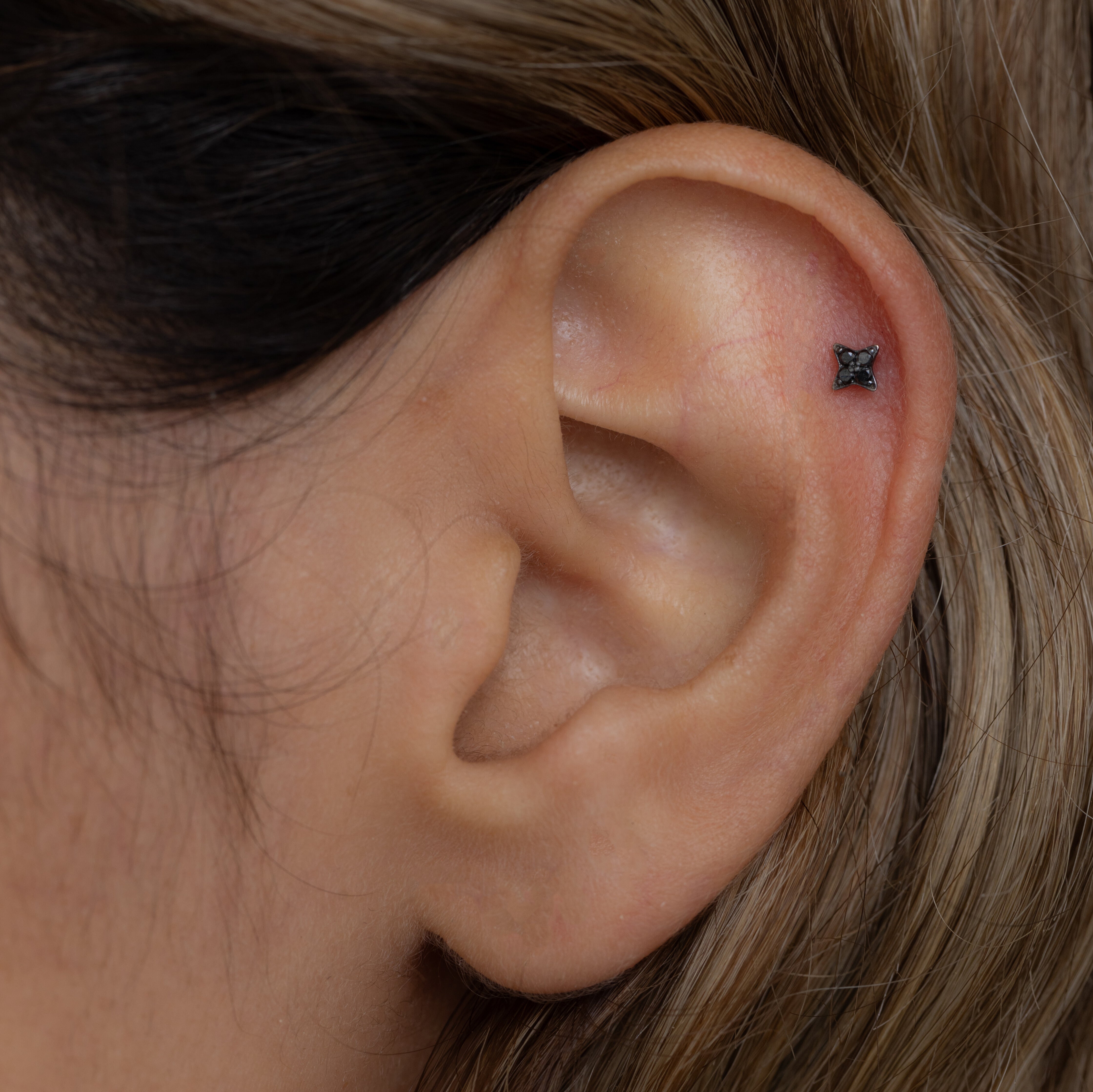 עגיל פירסינג מיני ונוס יהלומים שחורים