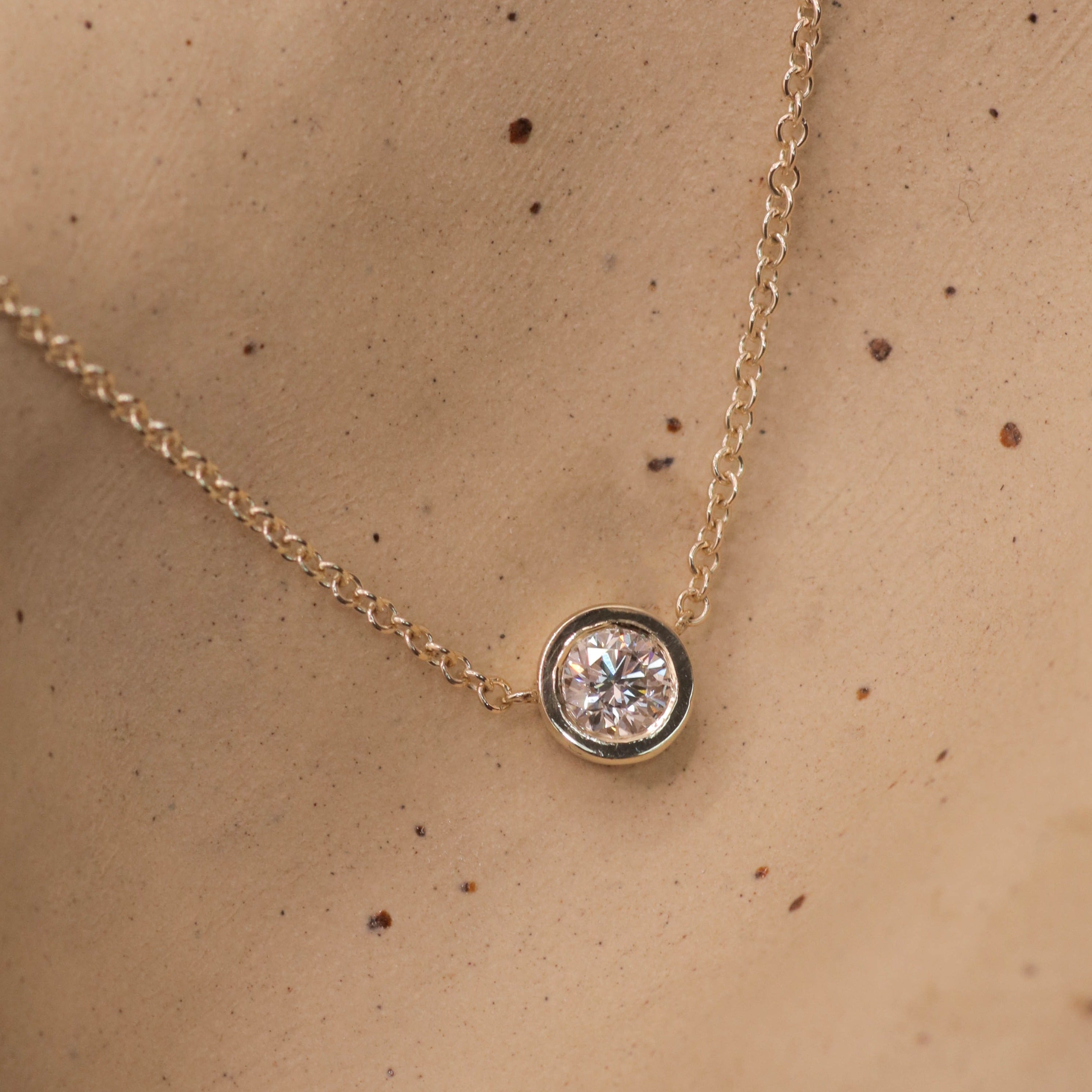 שרשרת מרגריטה עם יהלום לבן