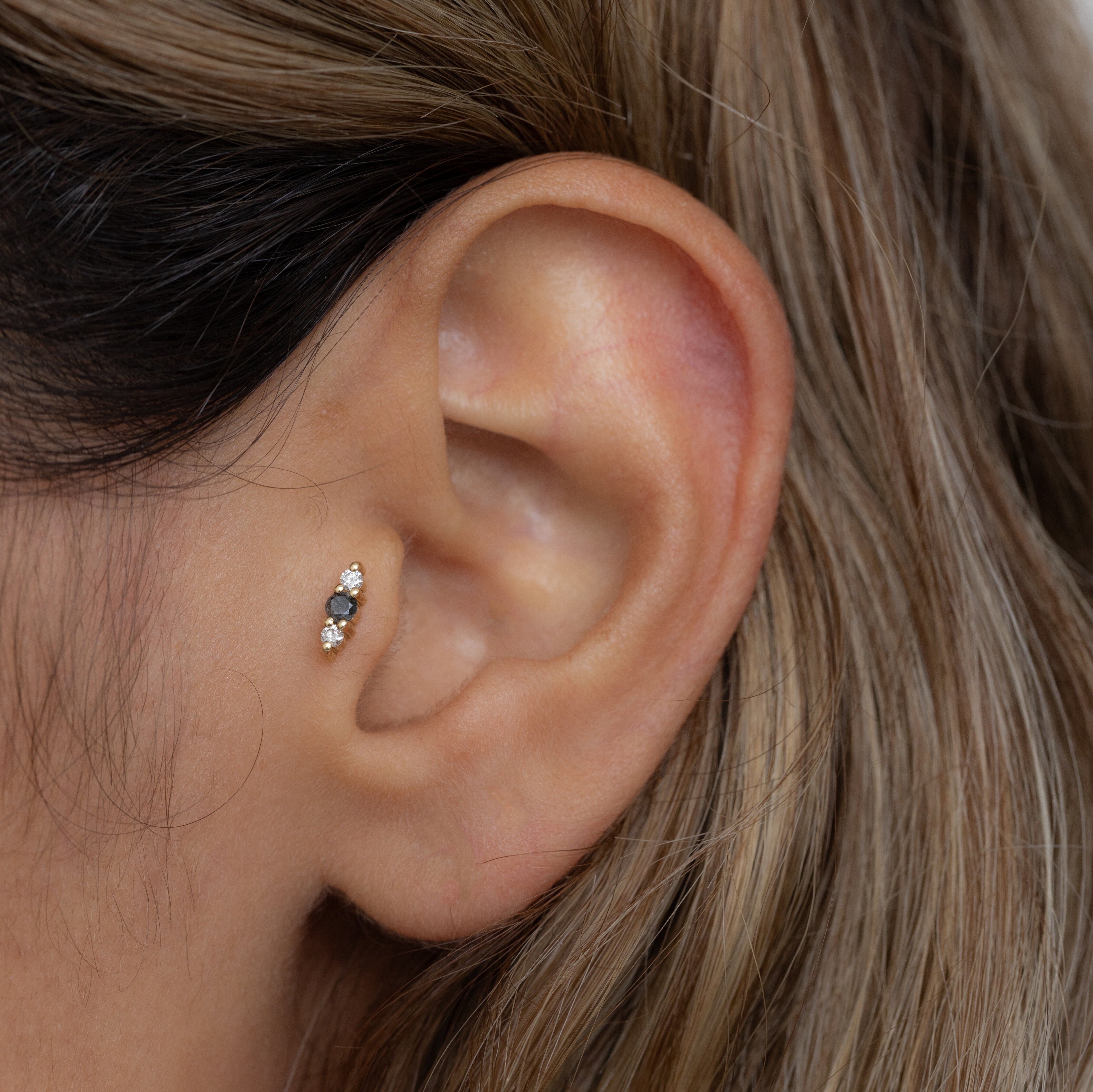 עגיל פירסינג אודרי יהלומים אפור ולבן