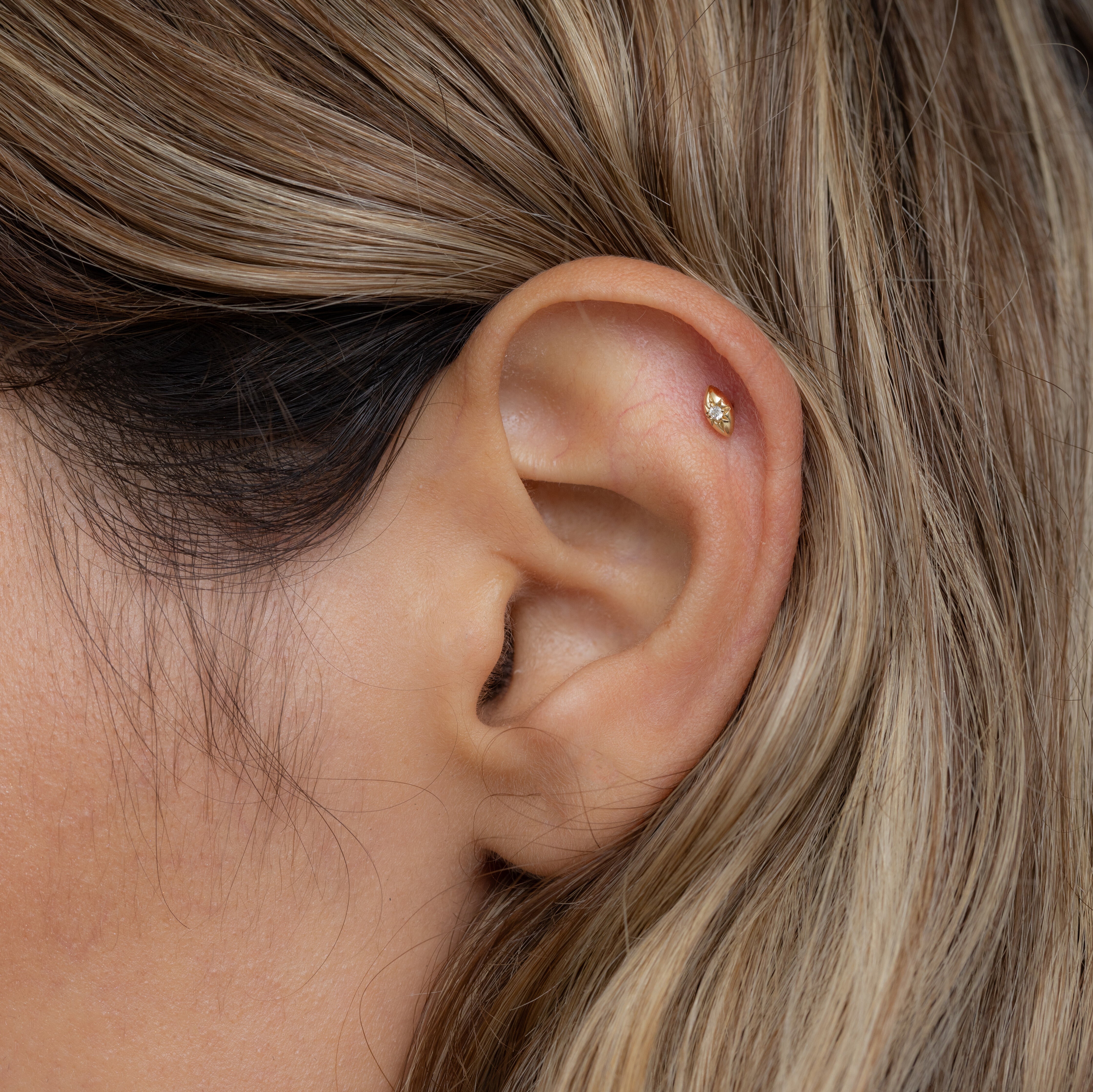 עגיל אגתה יהלום לבן