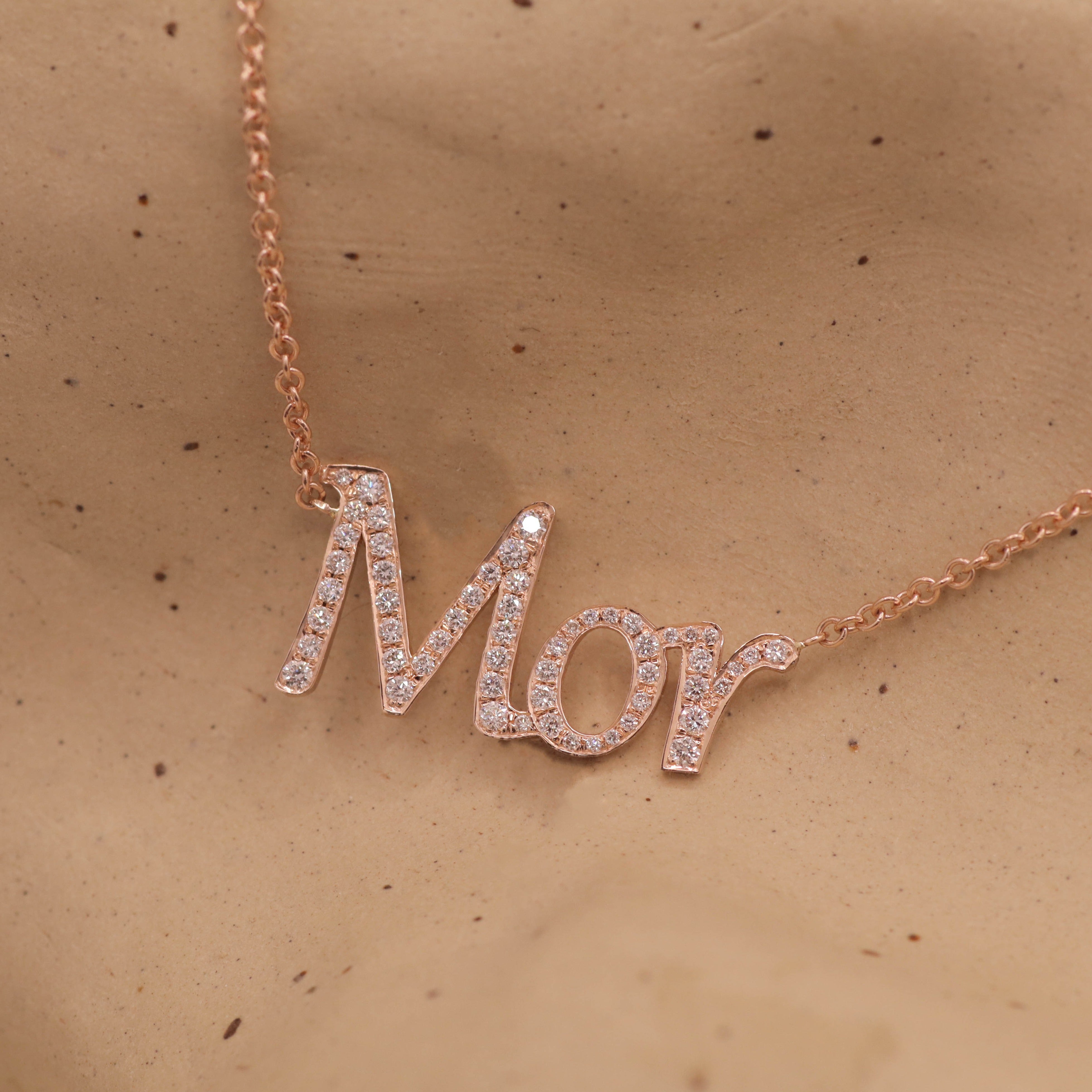 שרשרת שם משובצת יהלומים לבנים