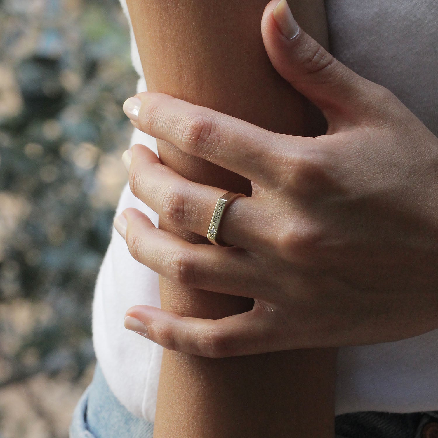 שרלוט עם חריטה ויהלום לבן michelle