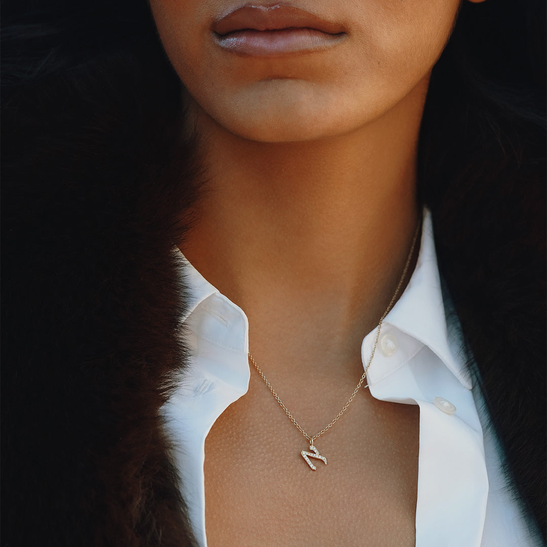 שרשרת תליון אות קטנה משובצת יהלומים לבנים