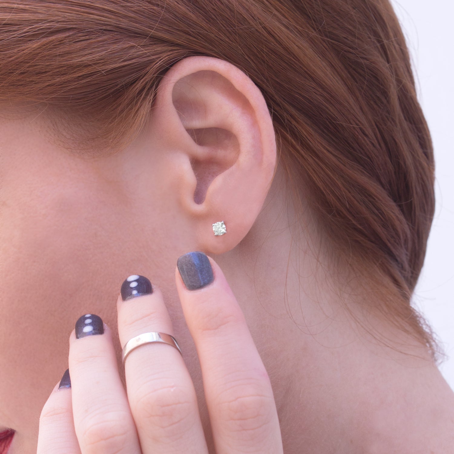 עגיל מרטינה יהלומים לבנים 4 מ"מ