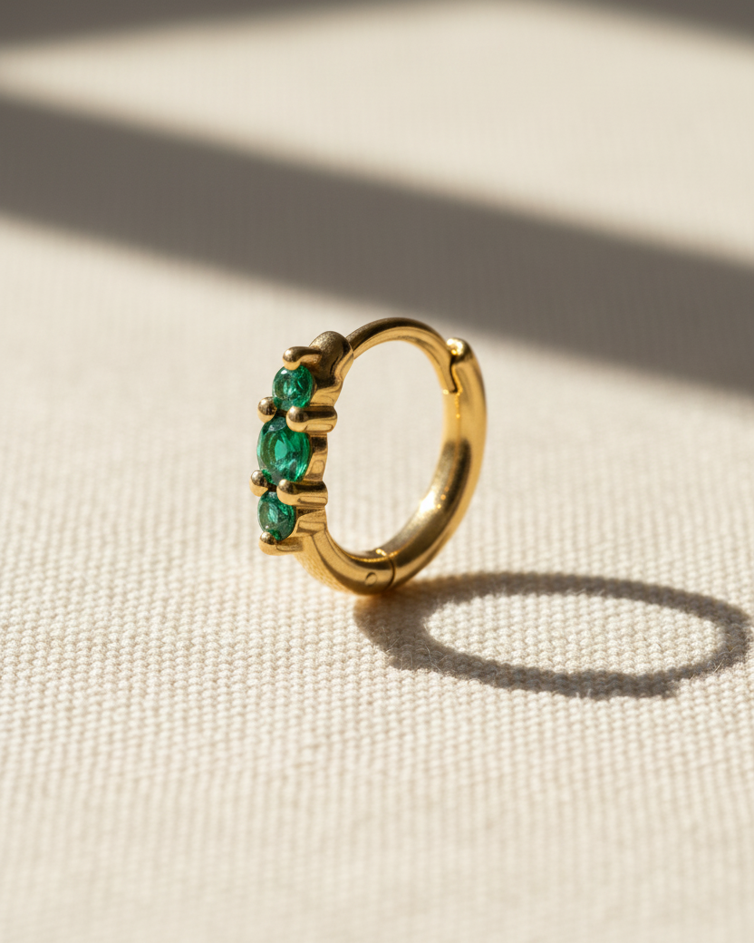 עגיל חישוק אודרי קטן עם אמרלד