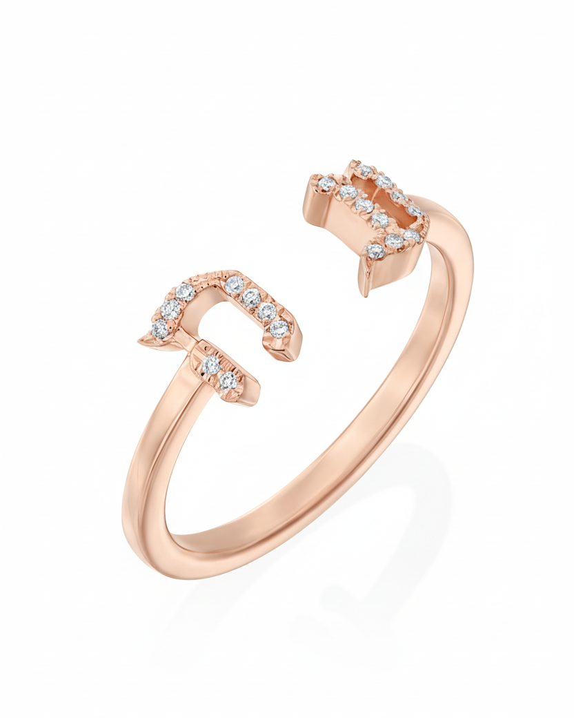 טבעת אותיות פתוחה עם יהלומים לבנים