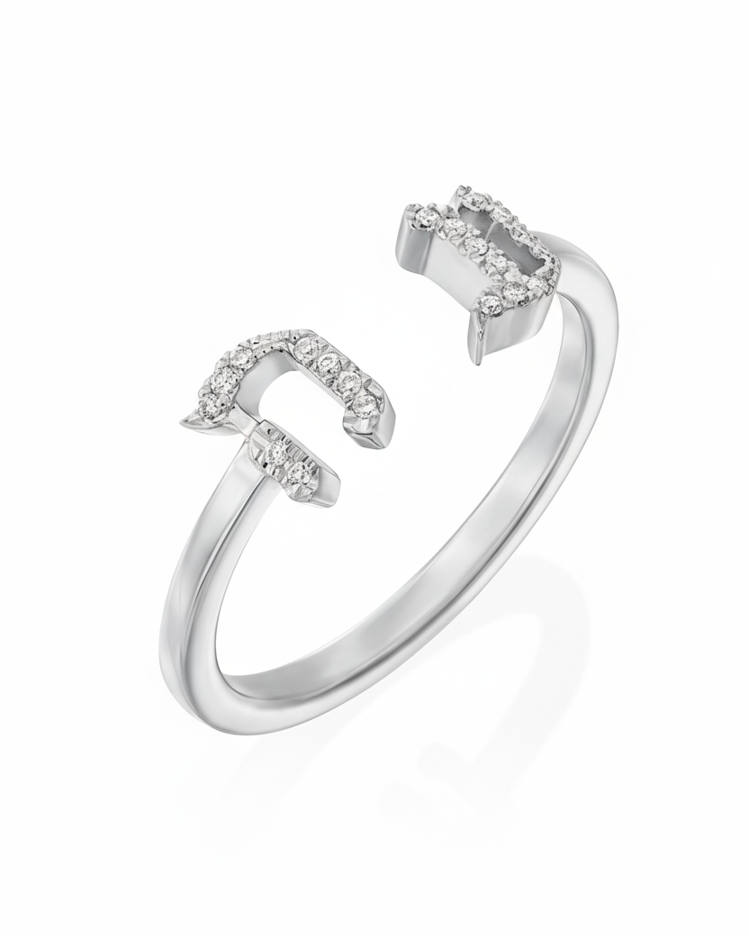 טבעת אותיות פתוחה עם יהלומים לבנים