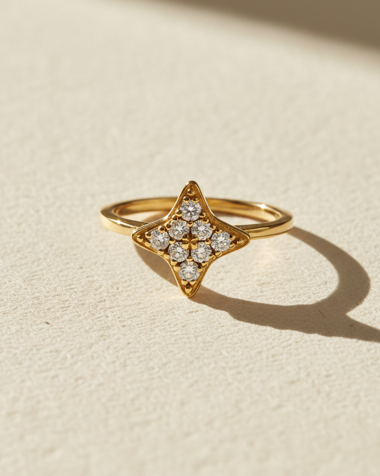 טבעת קסיופאה משובצת יהלומים לבנים