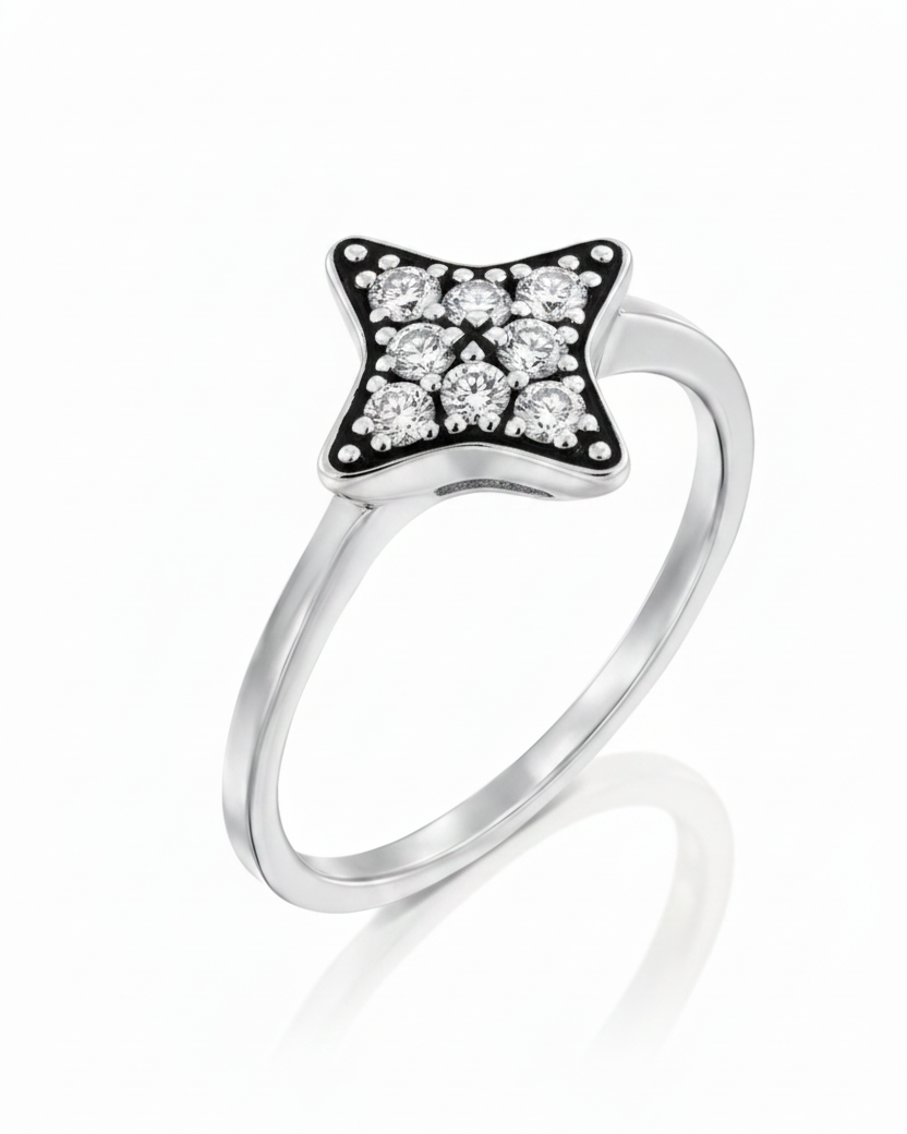 טבעת קסיופאה משובצת יהלומים לבנים והשחרה