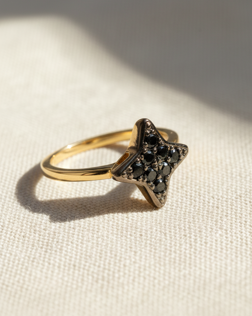 טבעת קסיופאה משובצת יהלומים שחורים