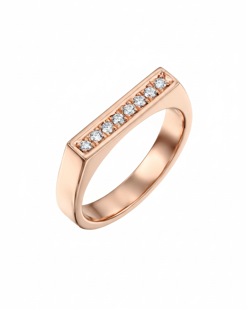 טבעת שרלוט עם שורת יהלומים לבנים