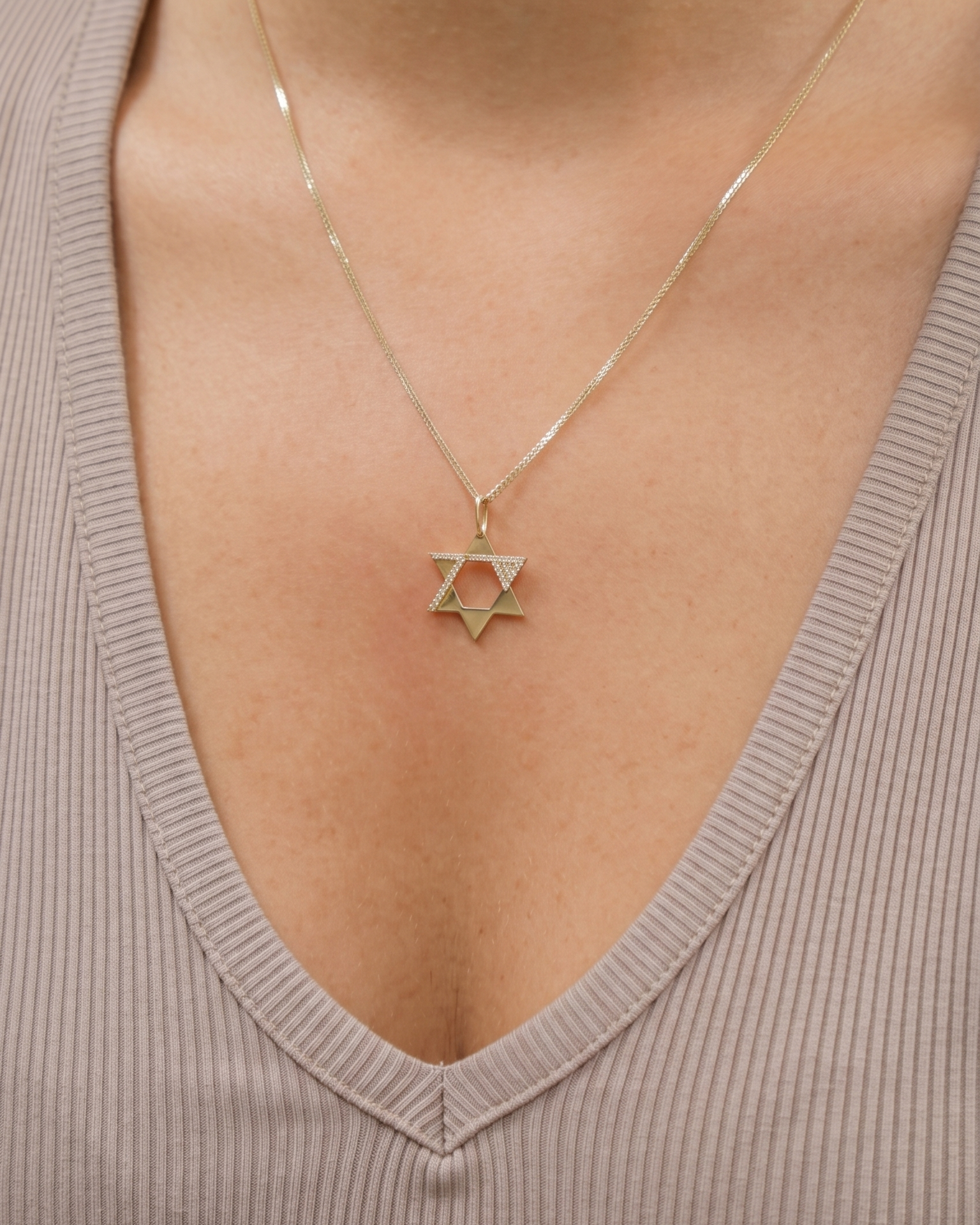 תליון הגבורה משובצת חלולה