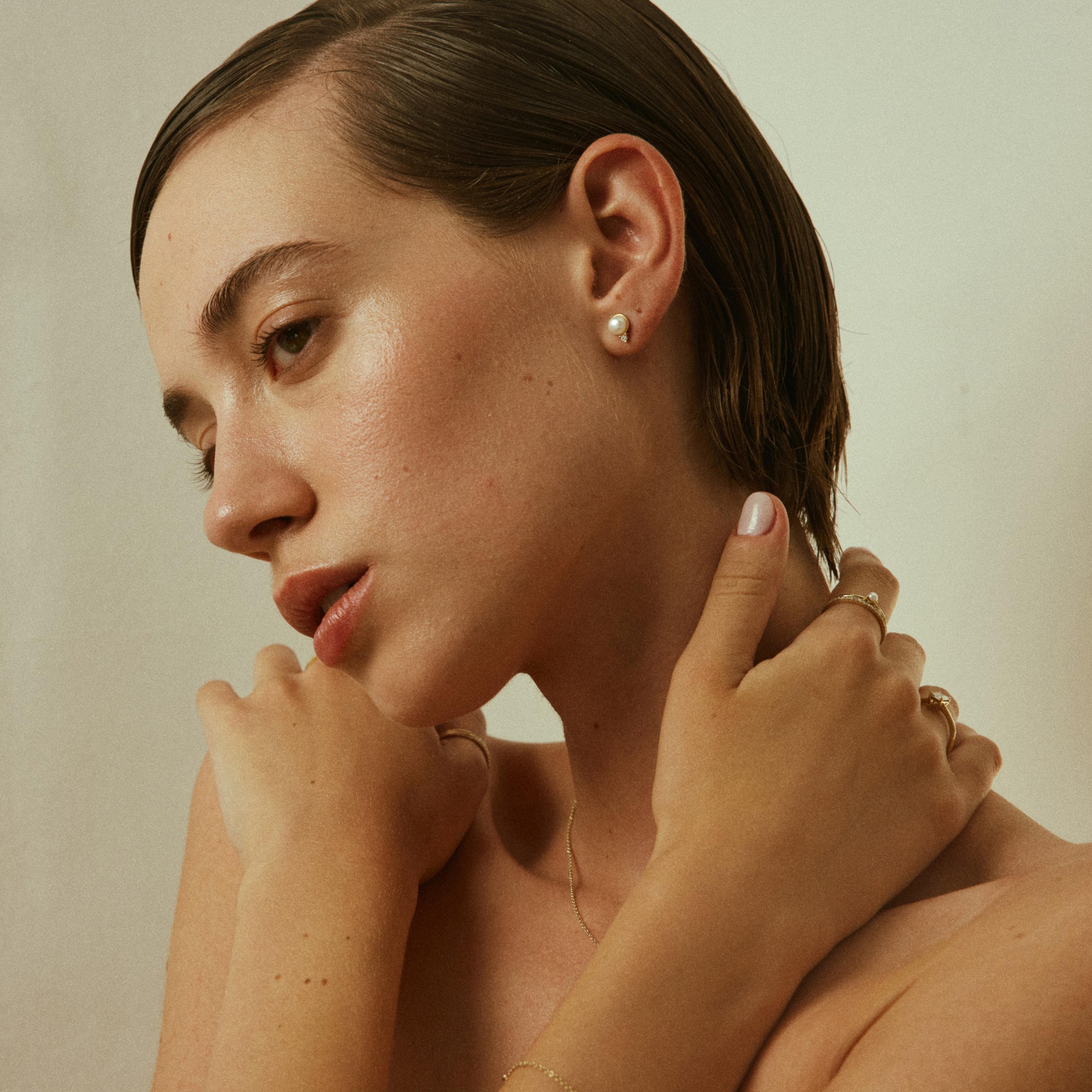 עגיל סקארלט עם פנינה ויהלום