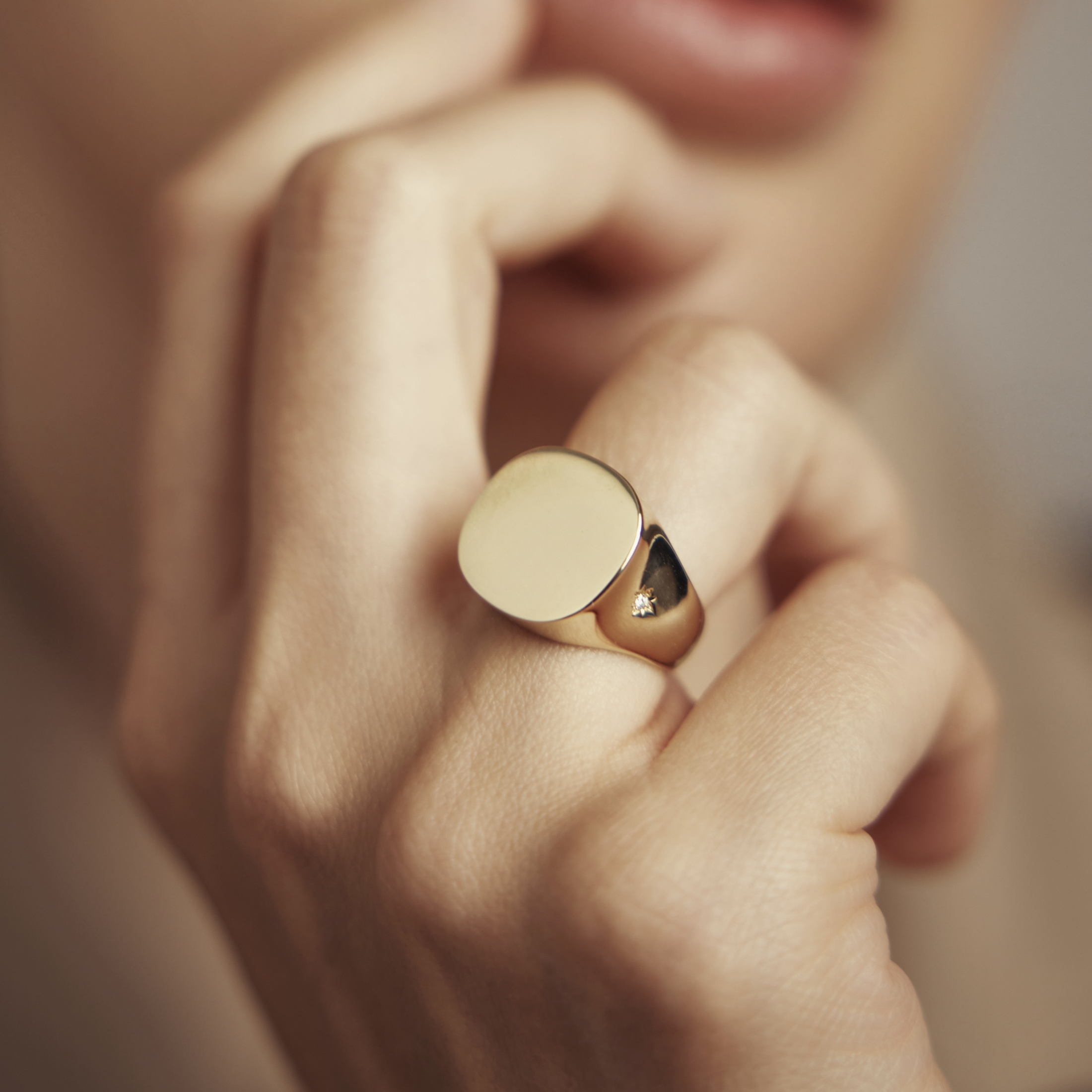 טבעת מילה עם שיבוץ כוכב על השינה