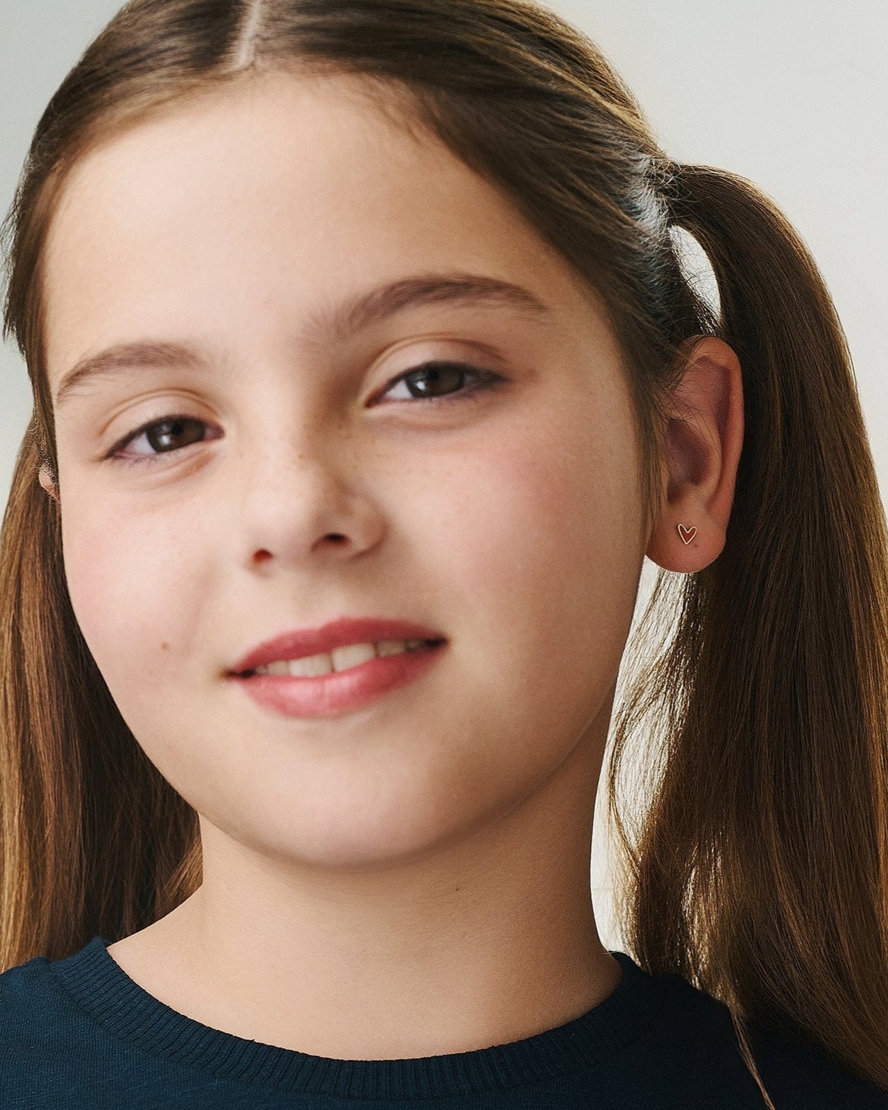 עגיל ילדות לב אדום זהב ואמייל