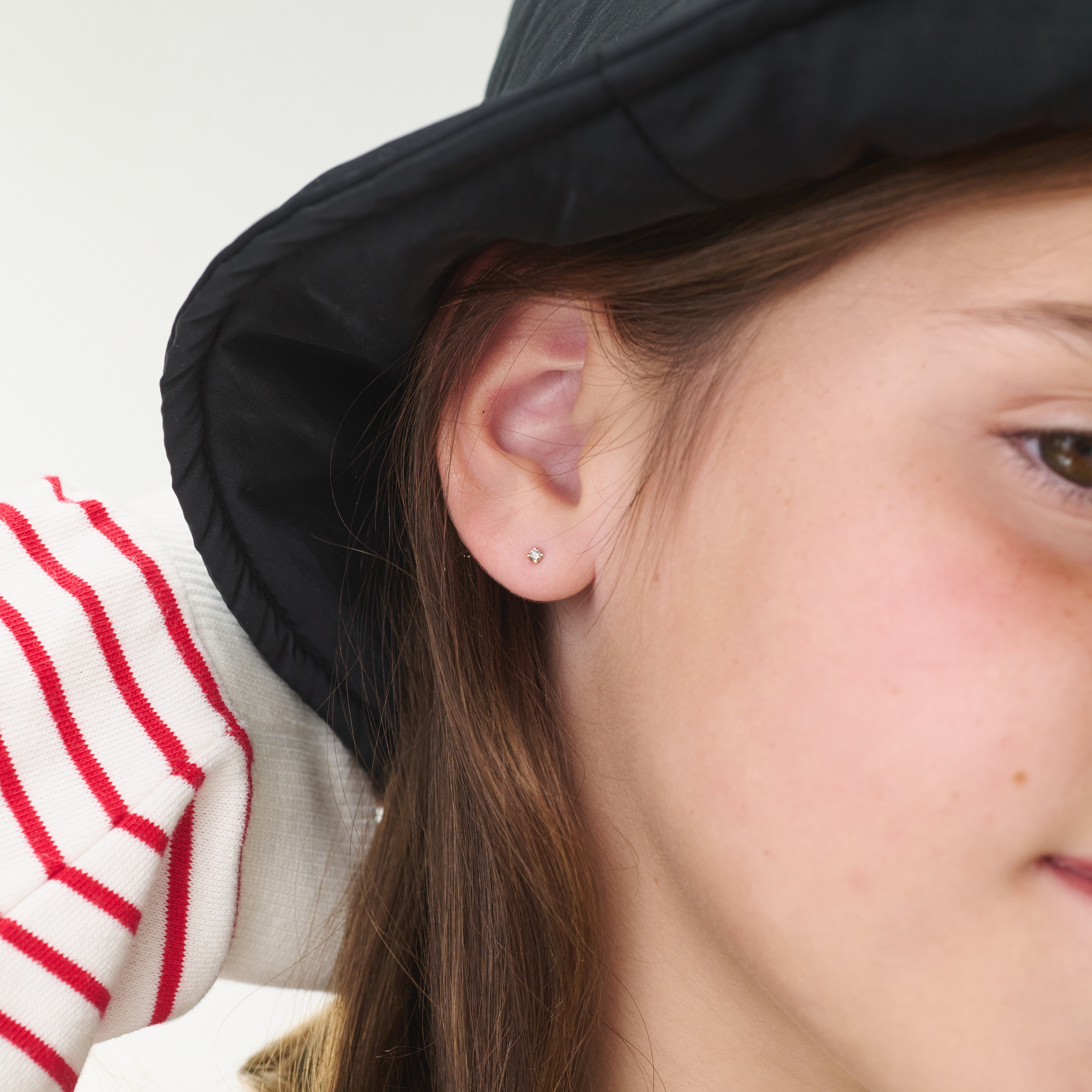 עגיל מרטינה יהלום אפור 2 מ"מ