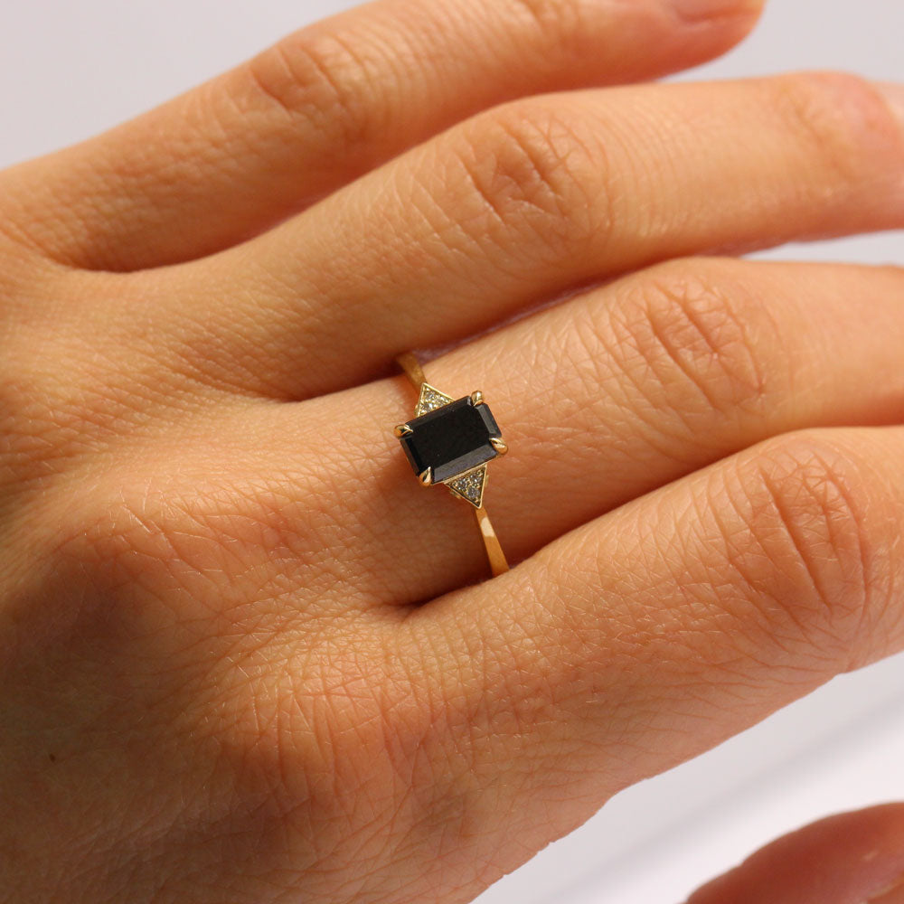 טבעת מייגן עם יהלום שחור
