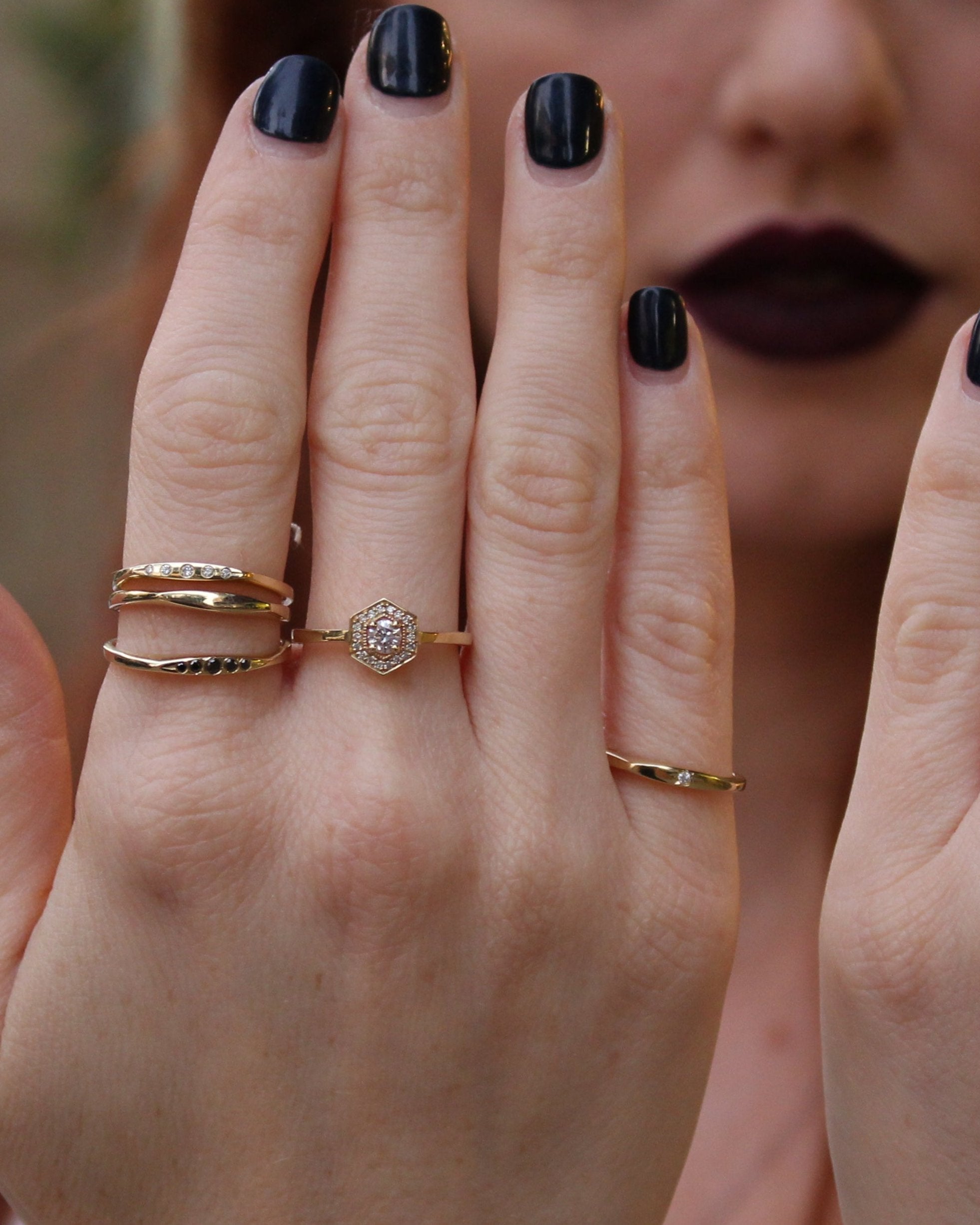 טבעת ג׳קי חמישה יהלומים שחורים