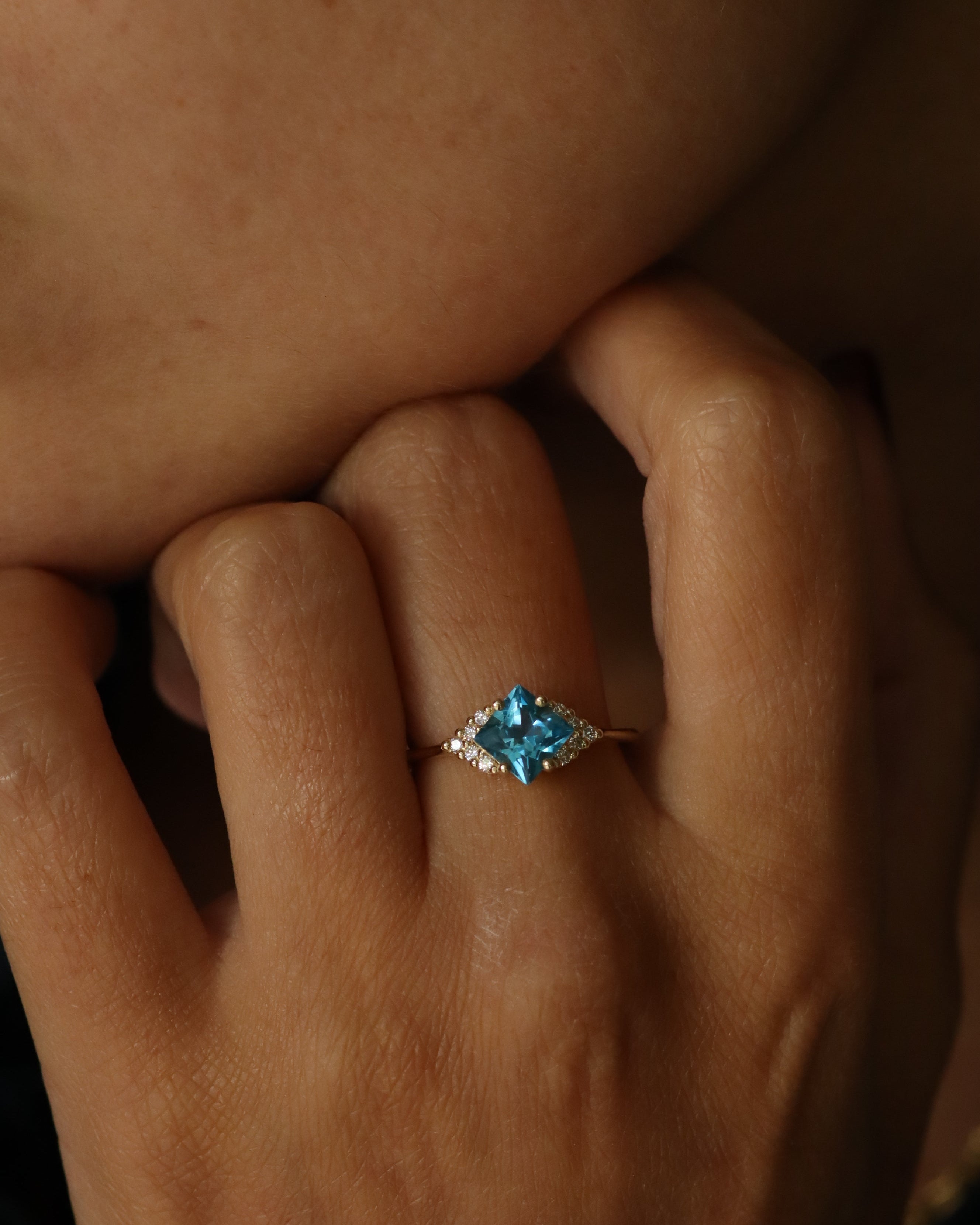 טבעת ג׳ולייט בלו טופז סוויוס