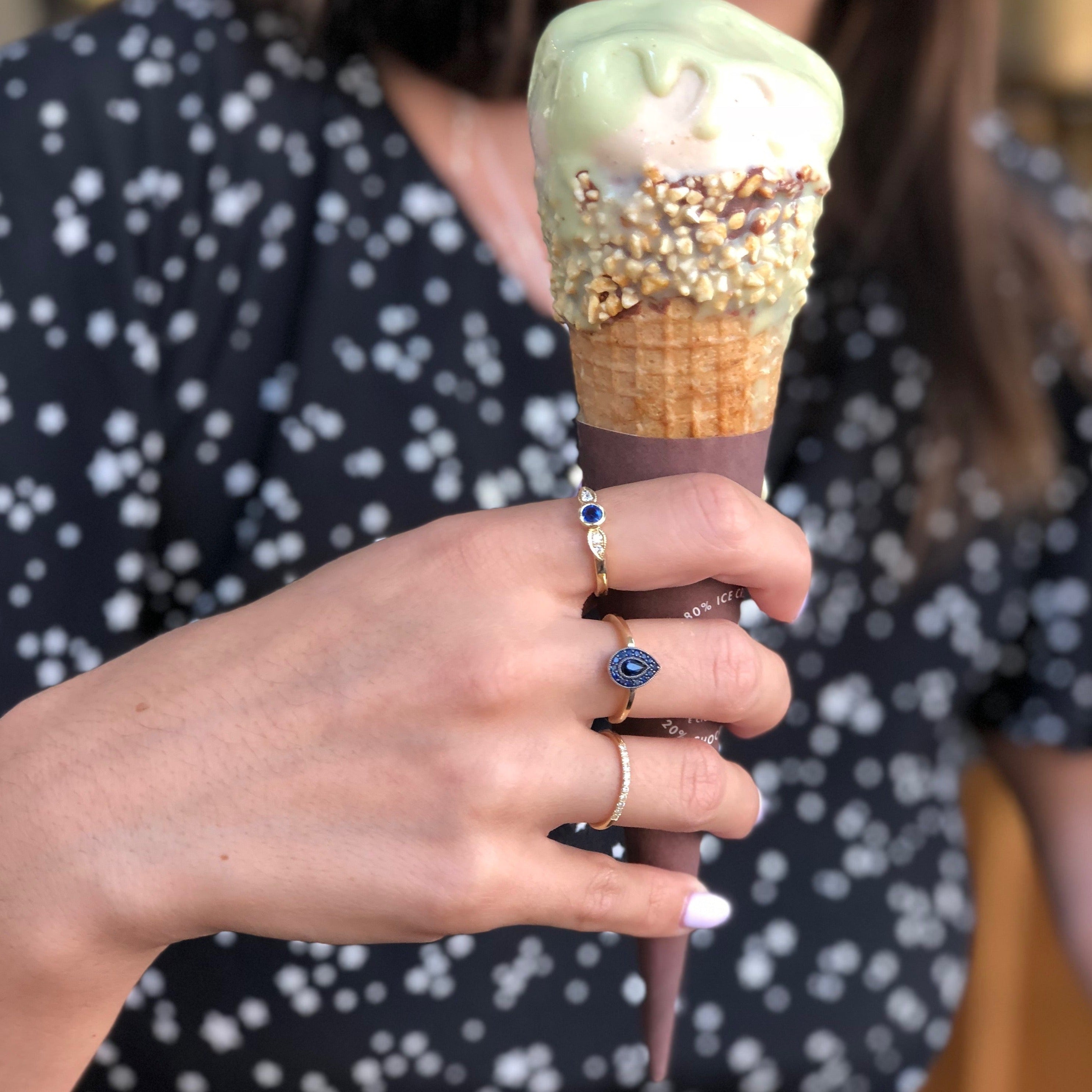 טבעת הלני עם ספיר ויהלומים