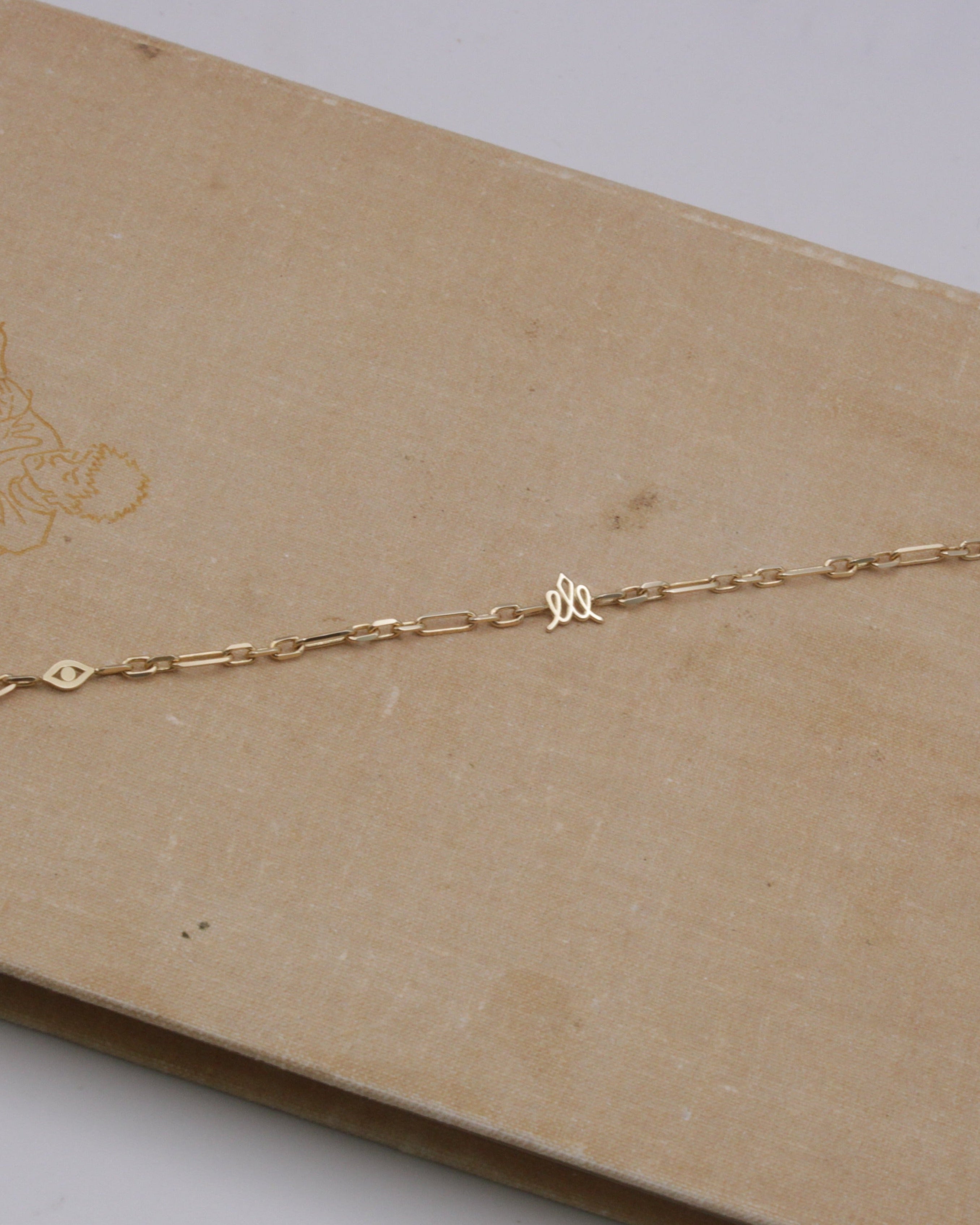 צמיד טרס עם כתר ועין