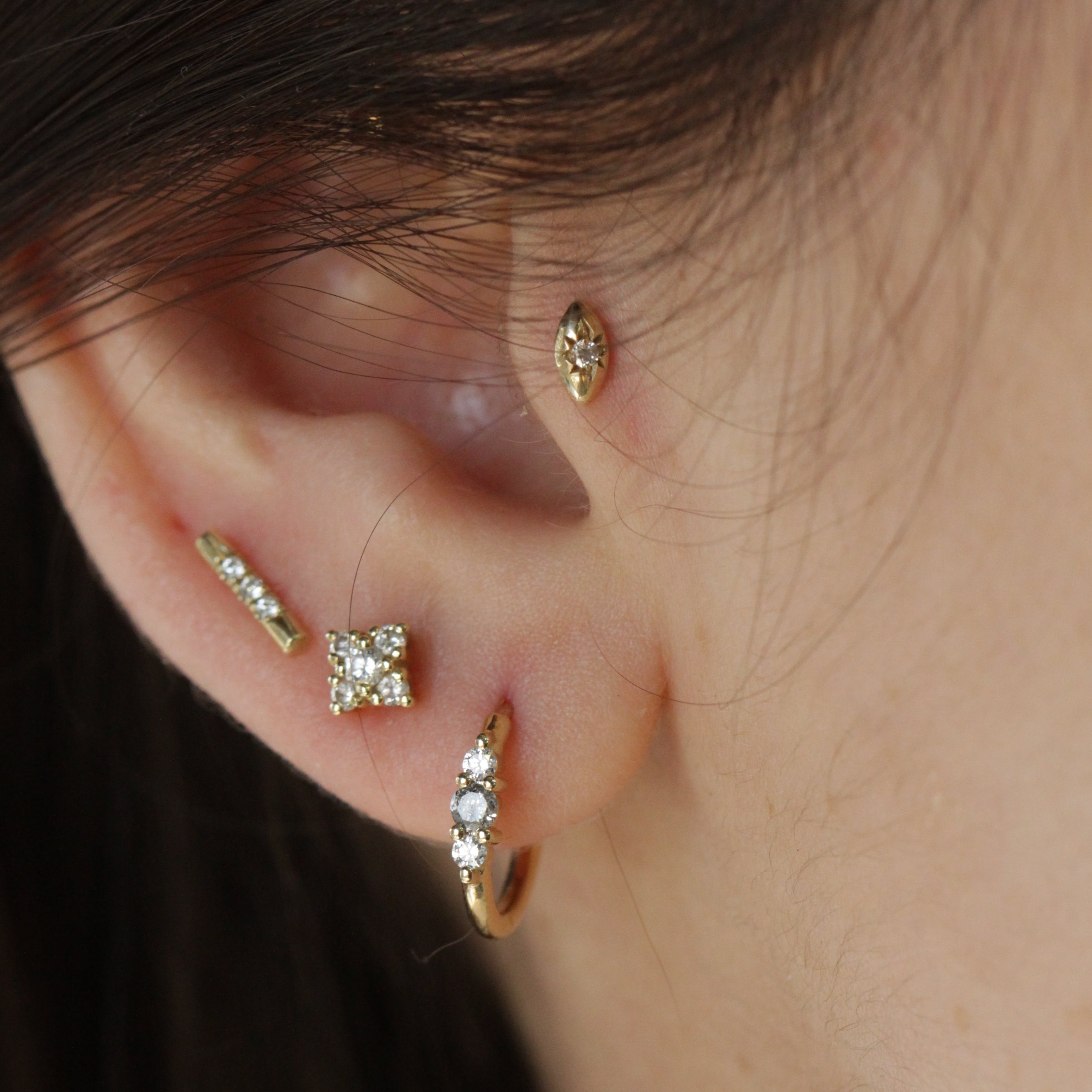 עגיל חישוק אודרי עם יהלומים לבנים