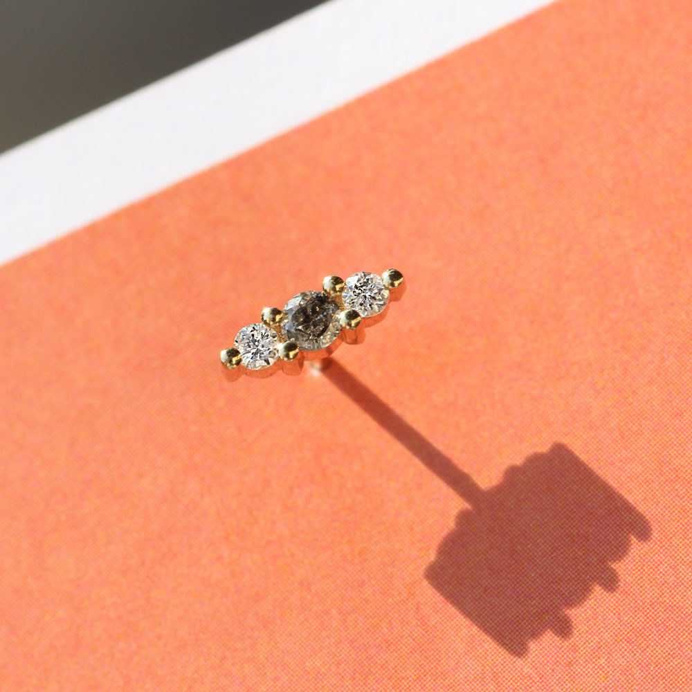 עגיל אודרי עם יהלומים אפור ולבן