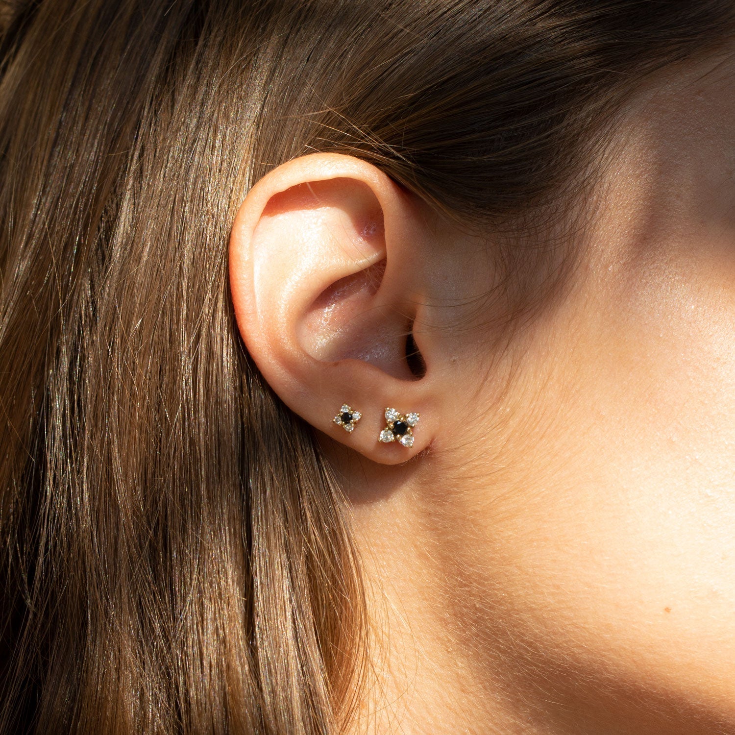 עגיל אליאנה שיבוץ יהלומים שחור לבן