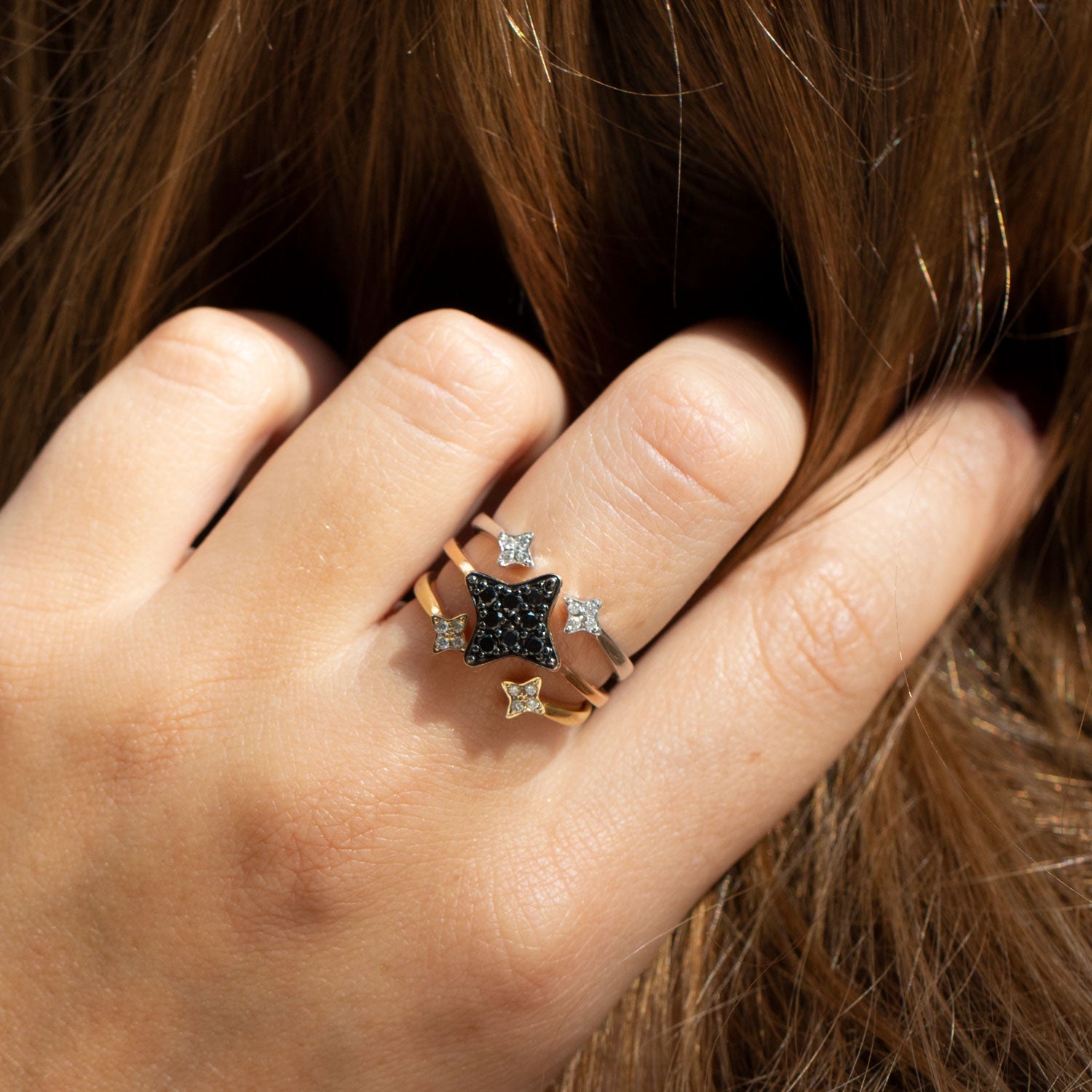 טבעת קסיופאה משובצת יהלומים שחורים