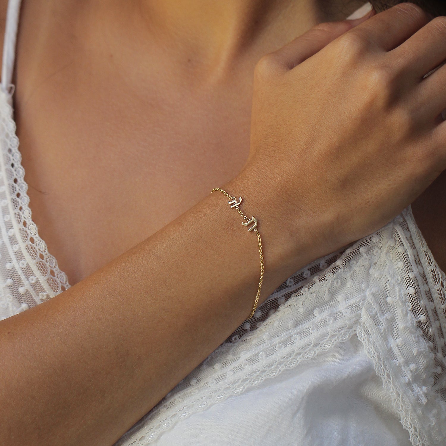 צמיד זהב אותיות בעברית