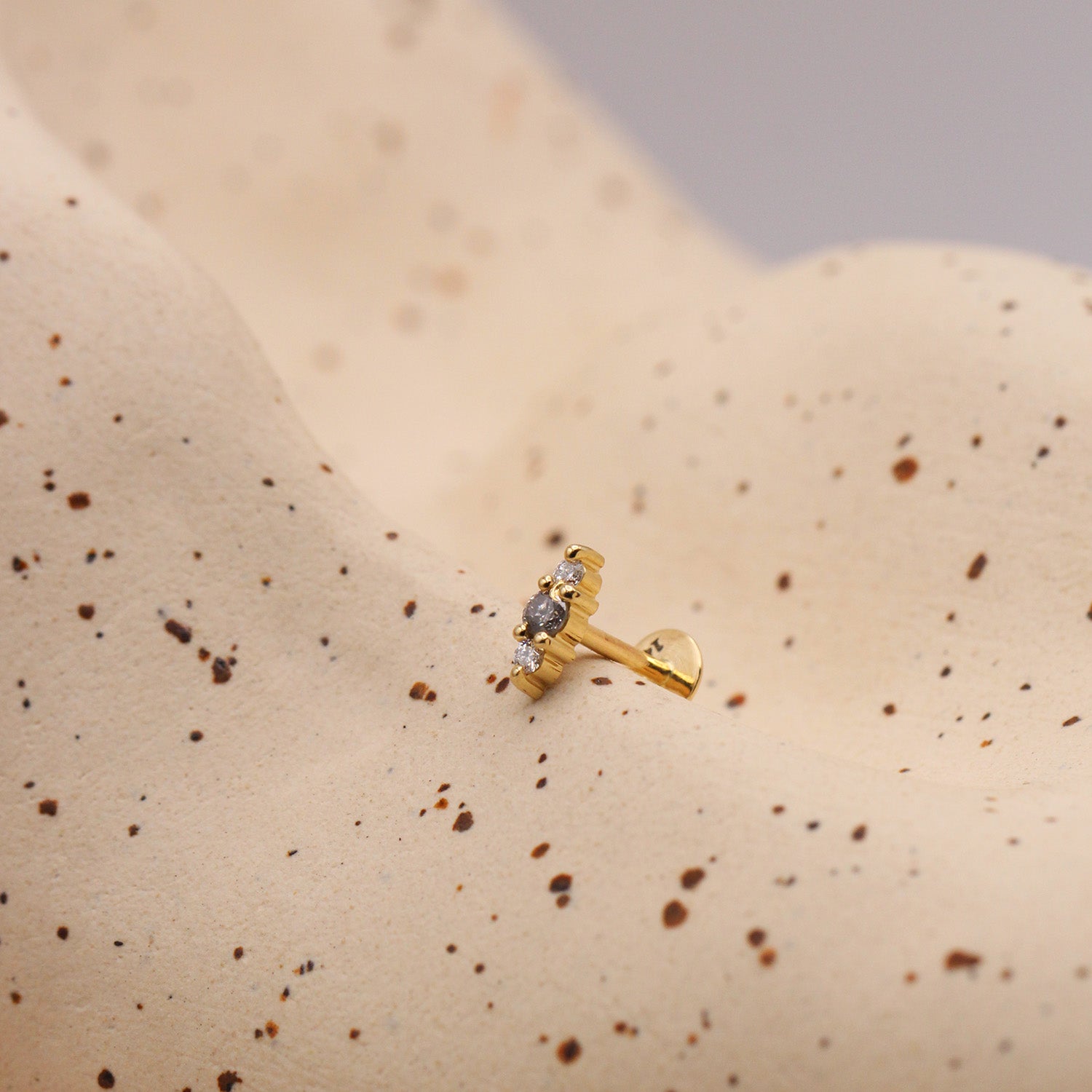 עגיל פירסינג אודרי יהלומים אפור ולבן