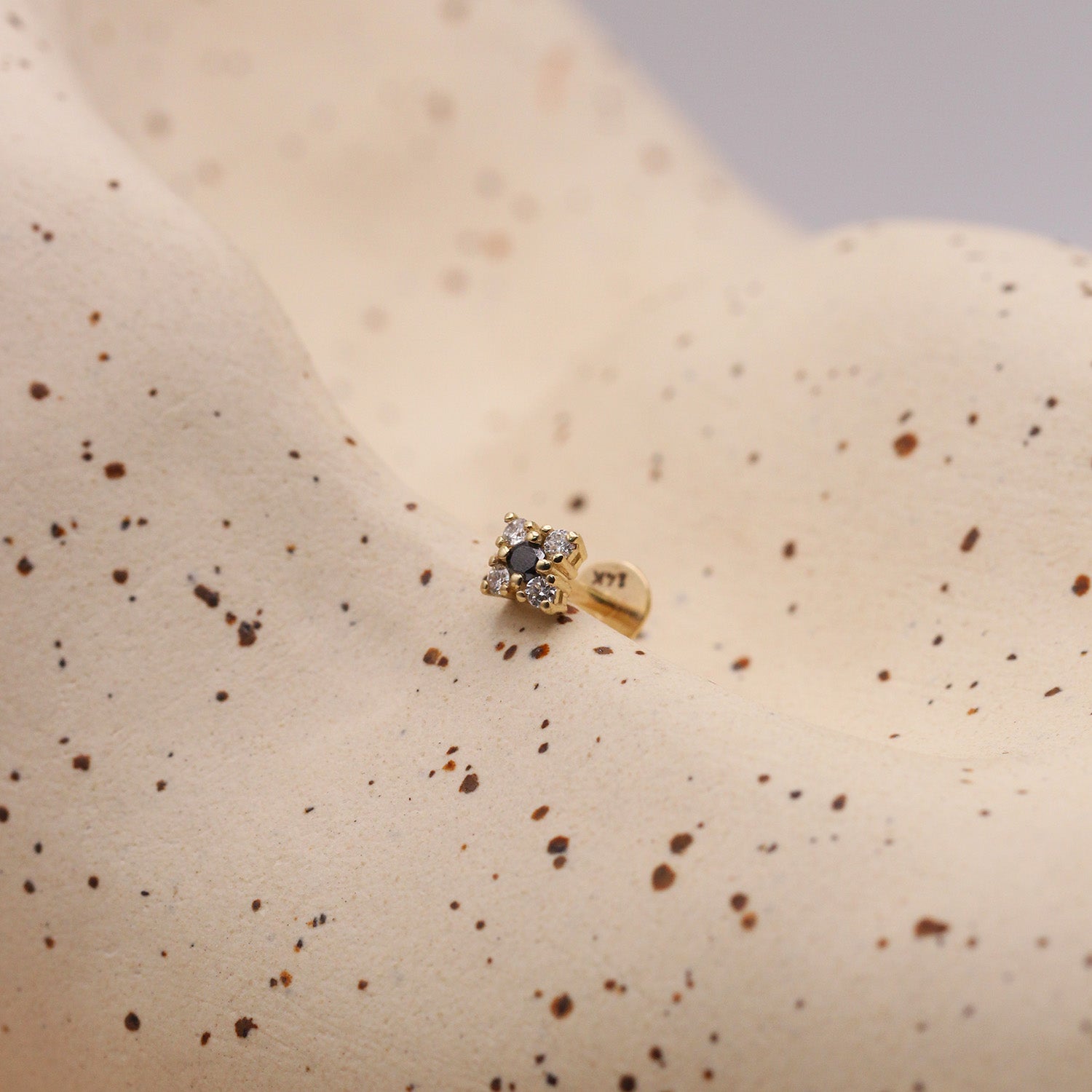 עגיל פירסינג מיני אליאנה שיבוץ שחור לבן