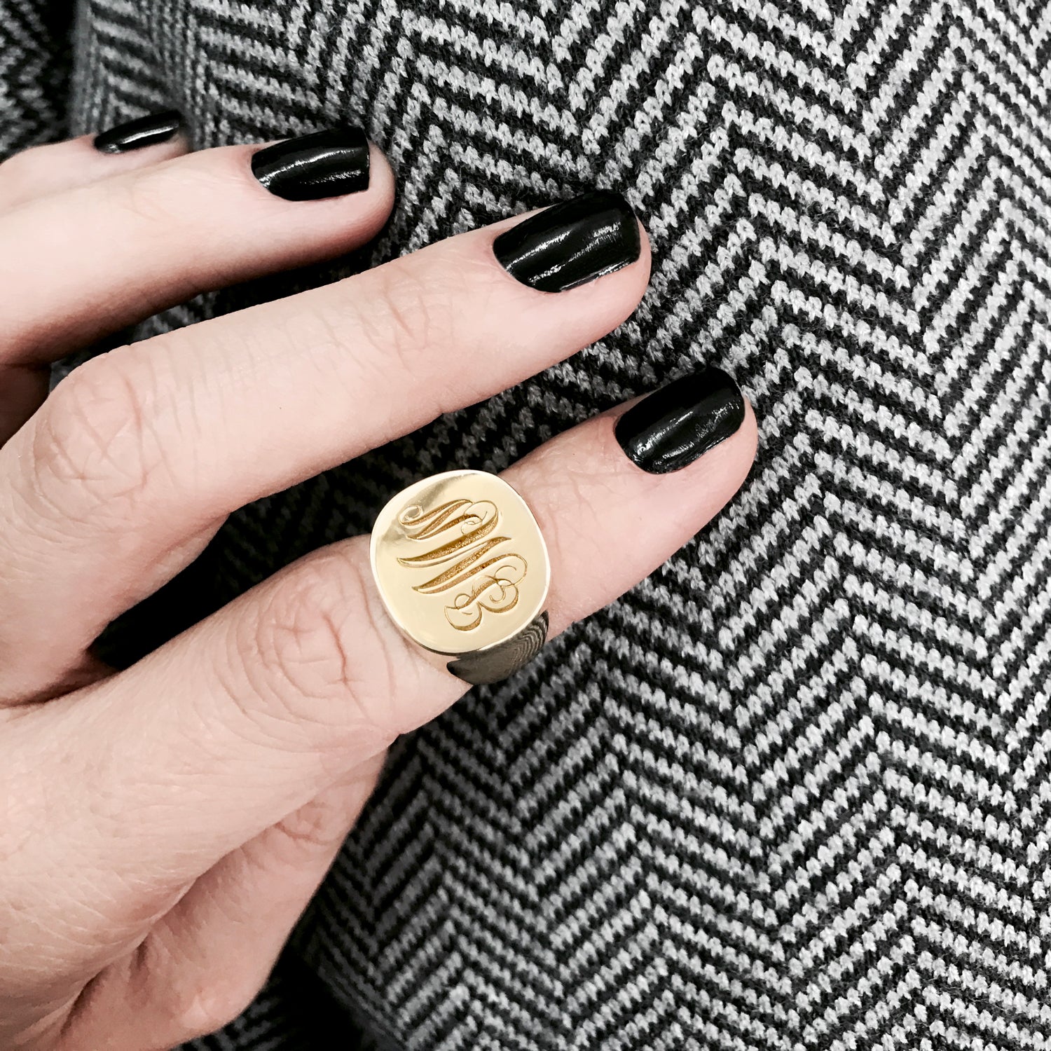 טבעת מילה עם שיבוץ כוכב על השינה וחריטה