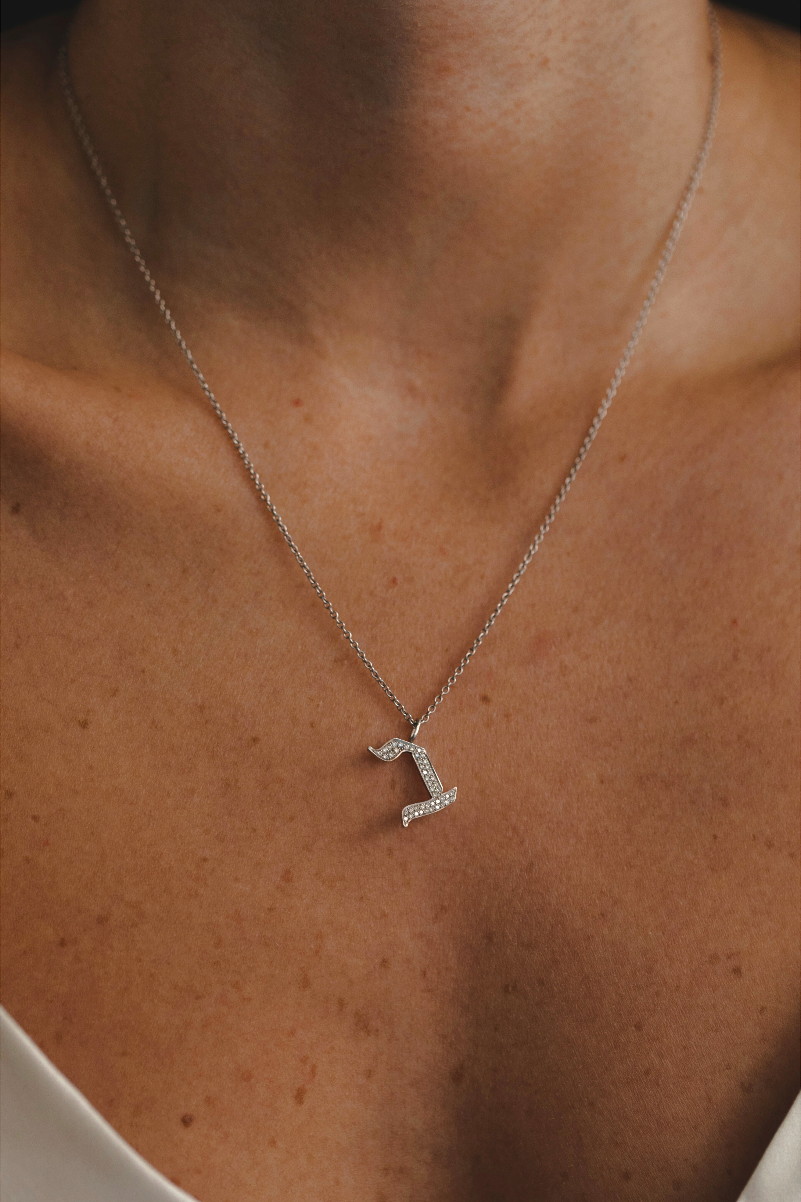 שרשרת תליון אות גדולה משובצת