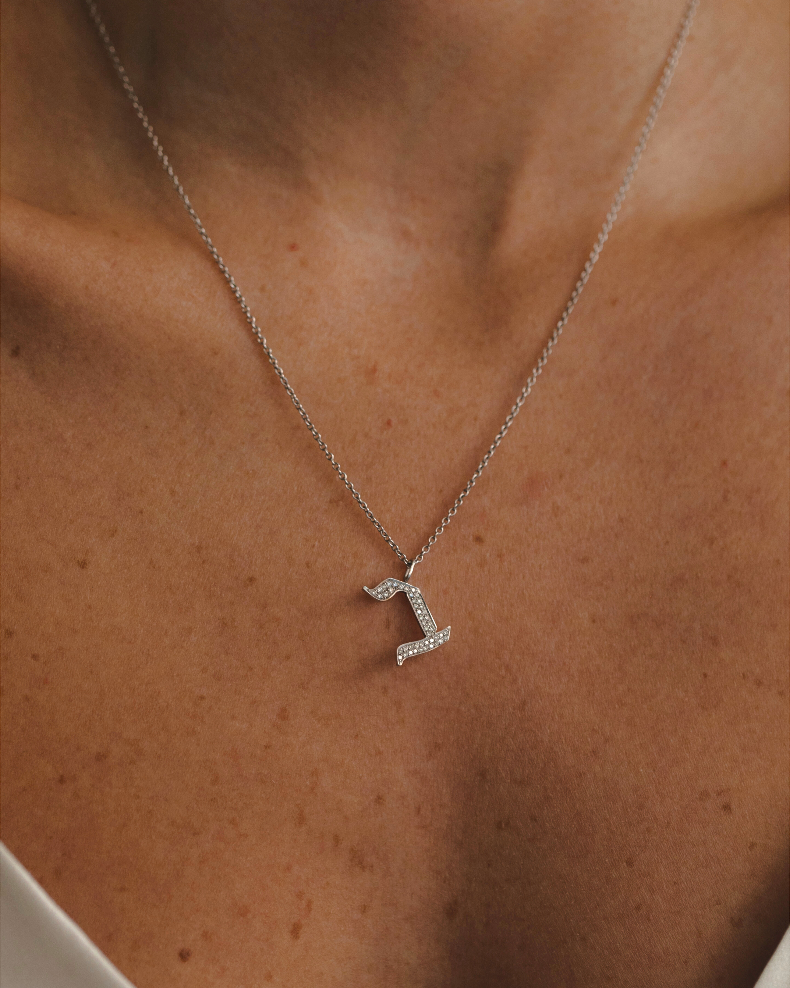 שרשרת תליון אות גדולה משובצת