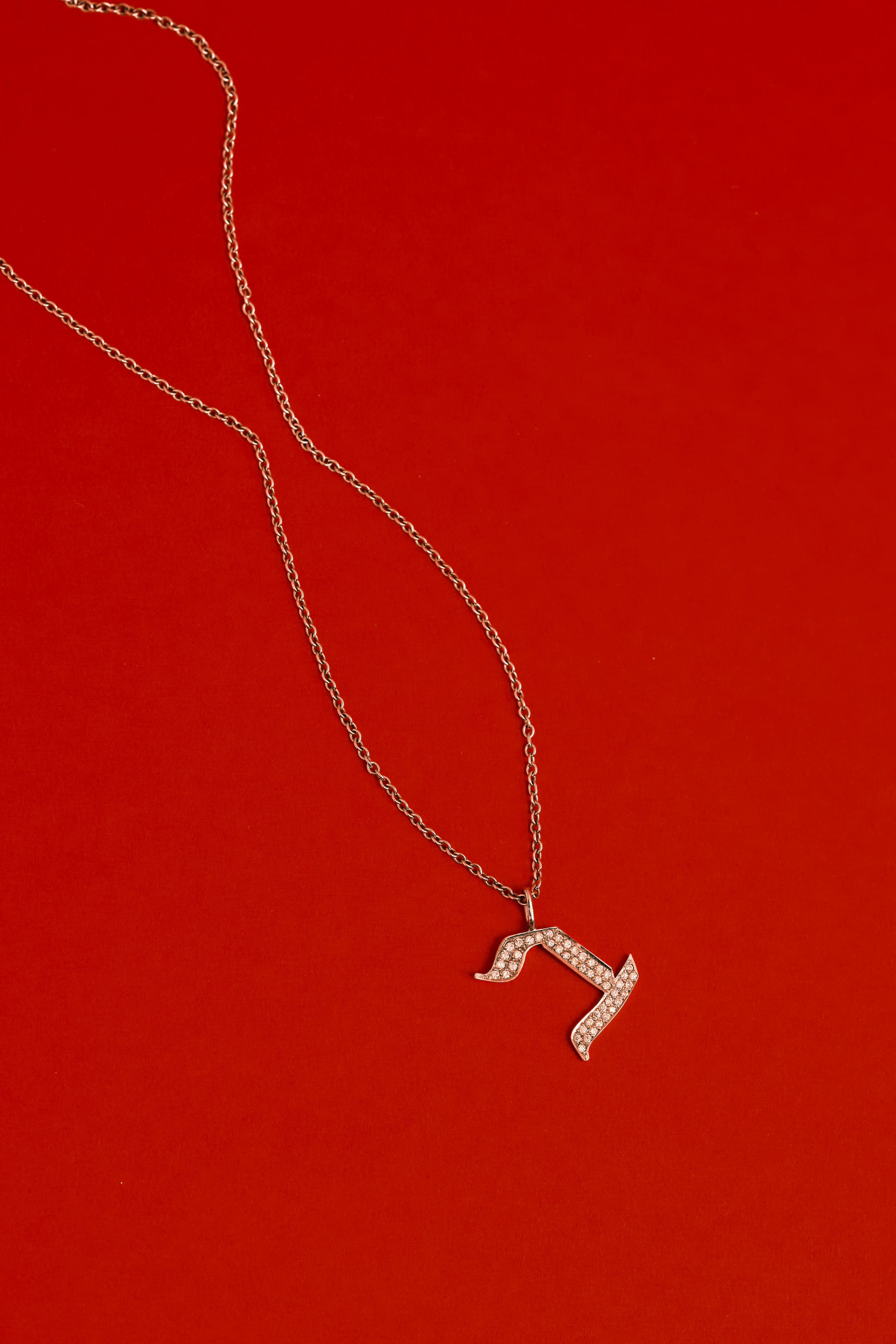 שרשרת תליון אות גדולה משובצת