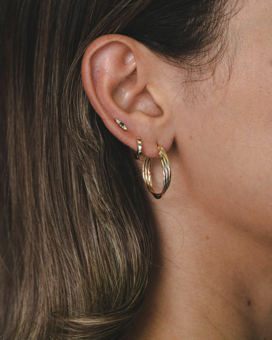 עגיל אודרי עם יהלומים אפור ולבן