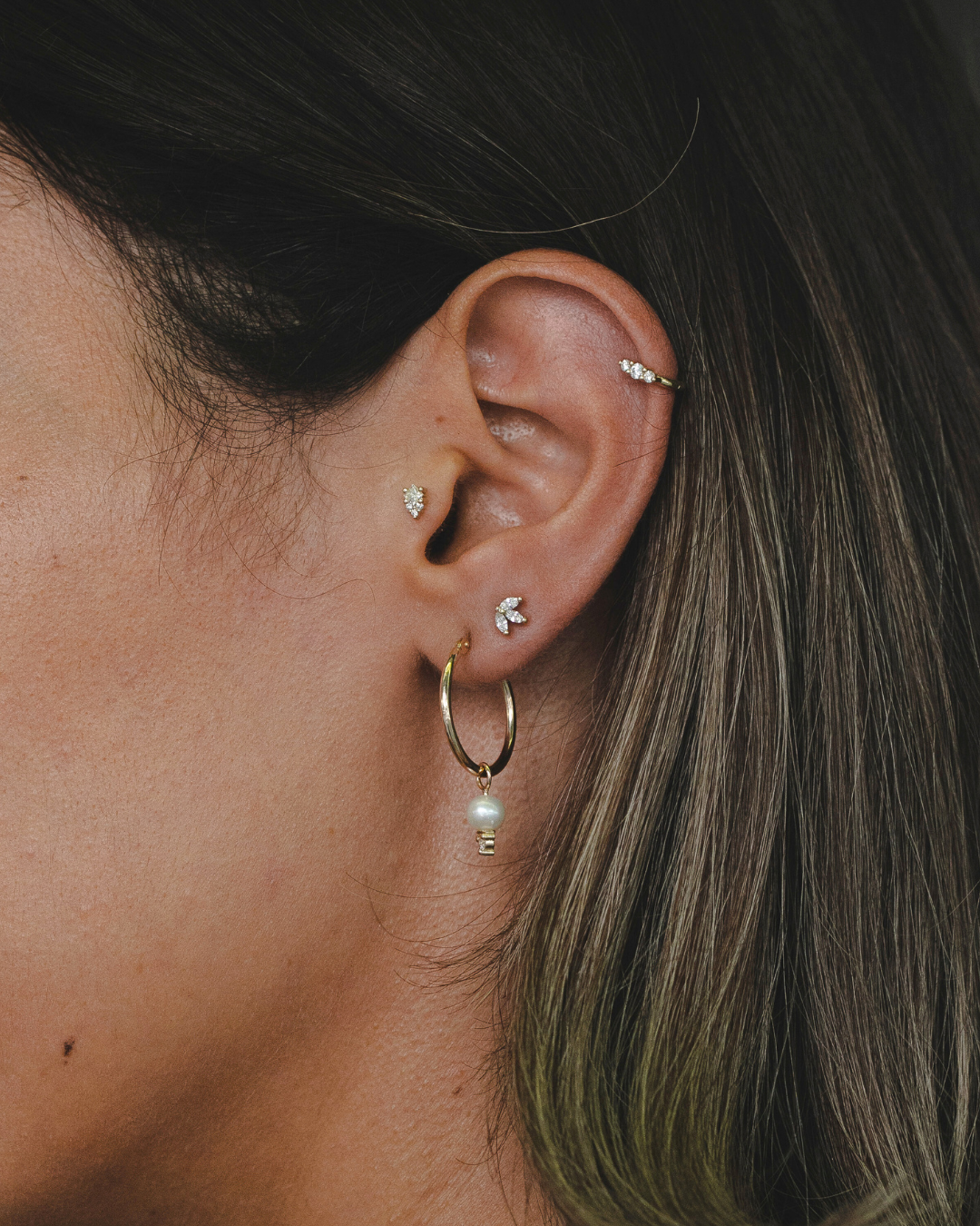 עגיל חישוק + סקארלט פנינים ויהלומים לבנים