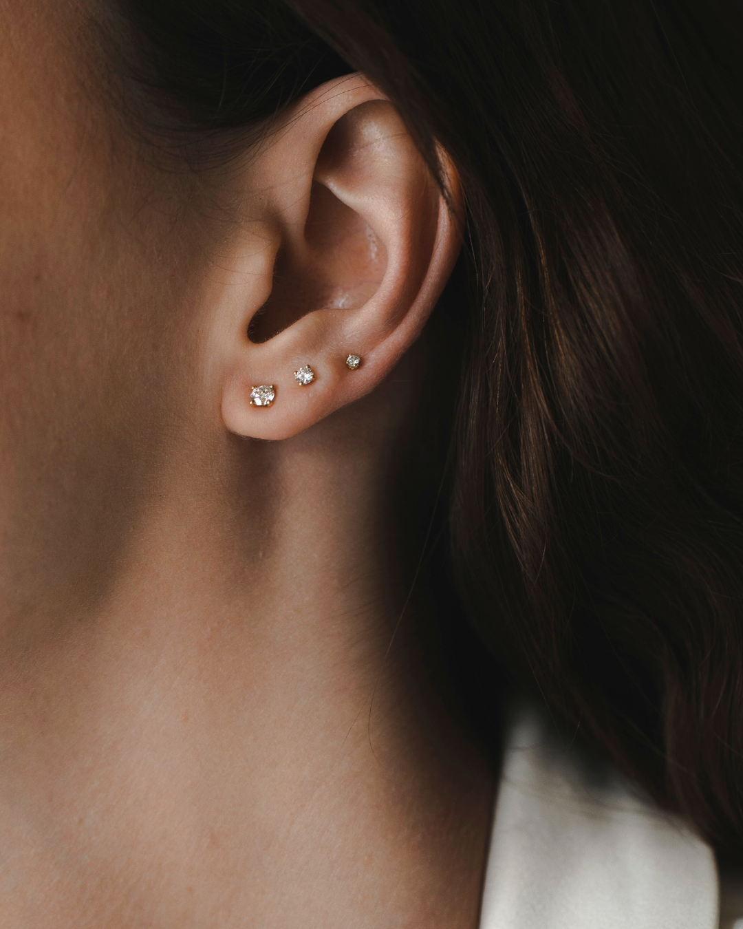 עגיל מרטינה יהלומים לבנים 4 מ"מ