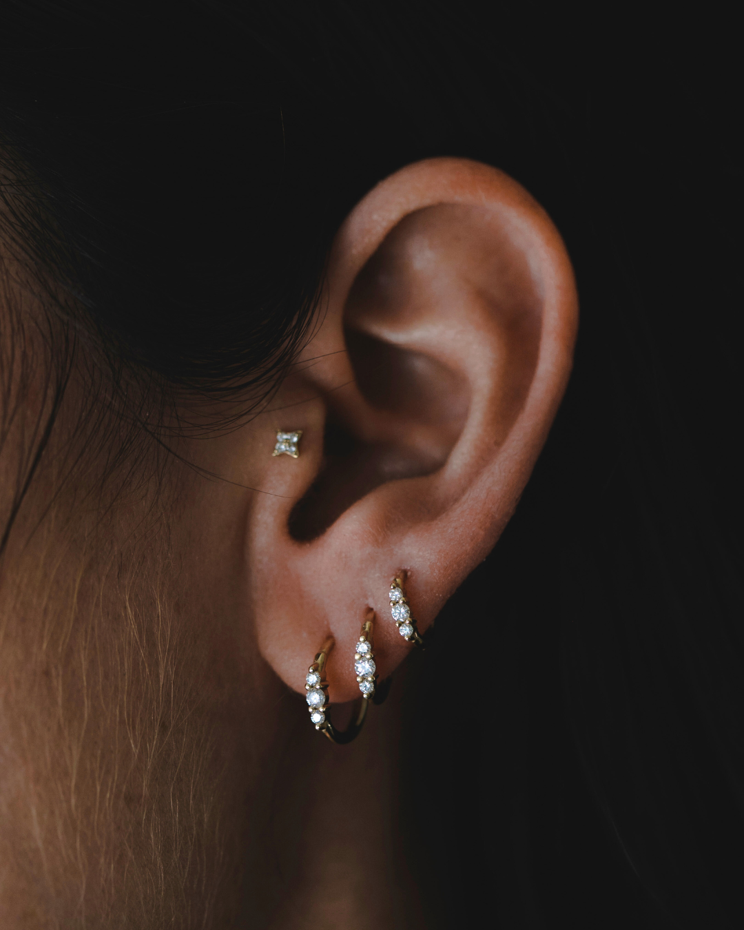 עגיל חישוק אודרי קלאסי יהלומים לבנים