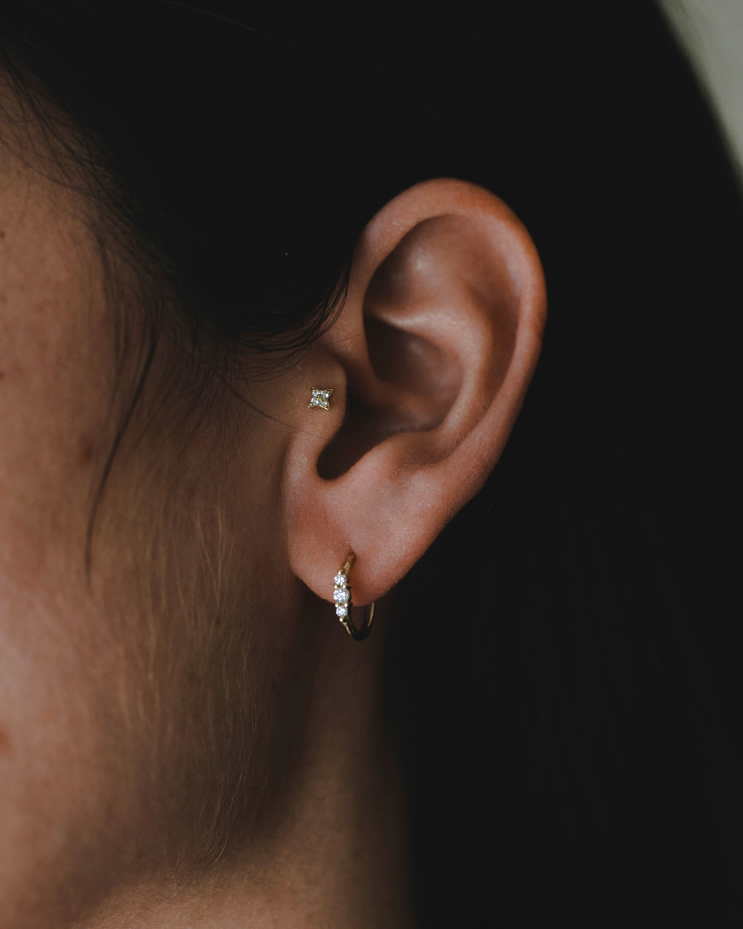 עגיל חישוק אודרי עם יהלומים לבנים