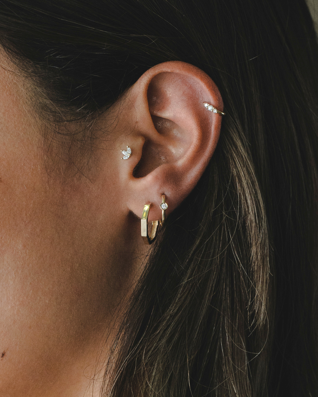 עגיל חישוק אלכסיס בינוני יהלום לבן