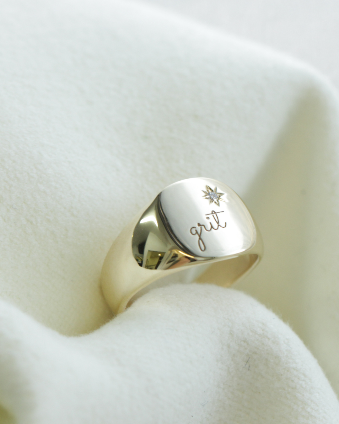 טבעת מריה עם יהלום בשיבוץ כוכב וחריטה