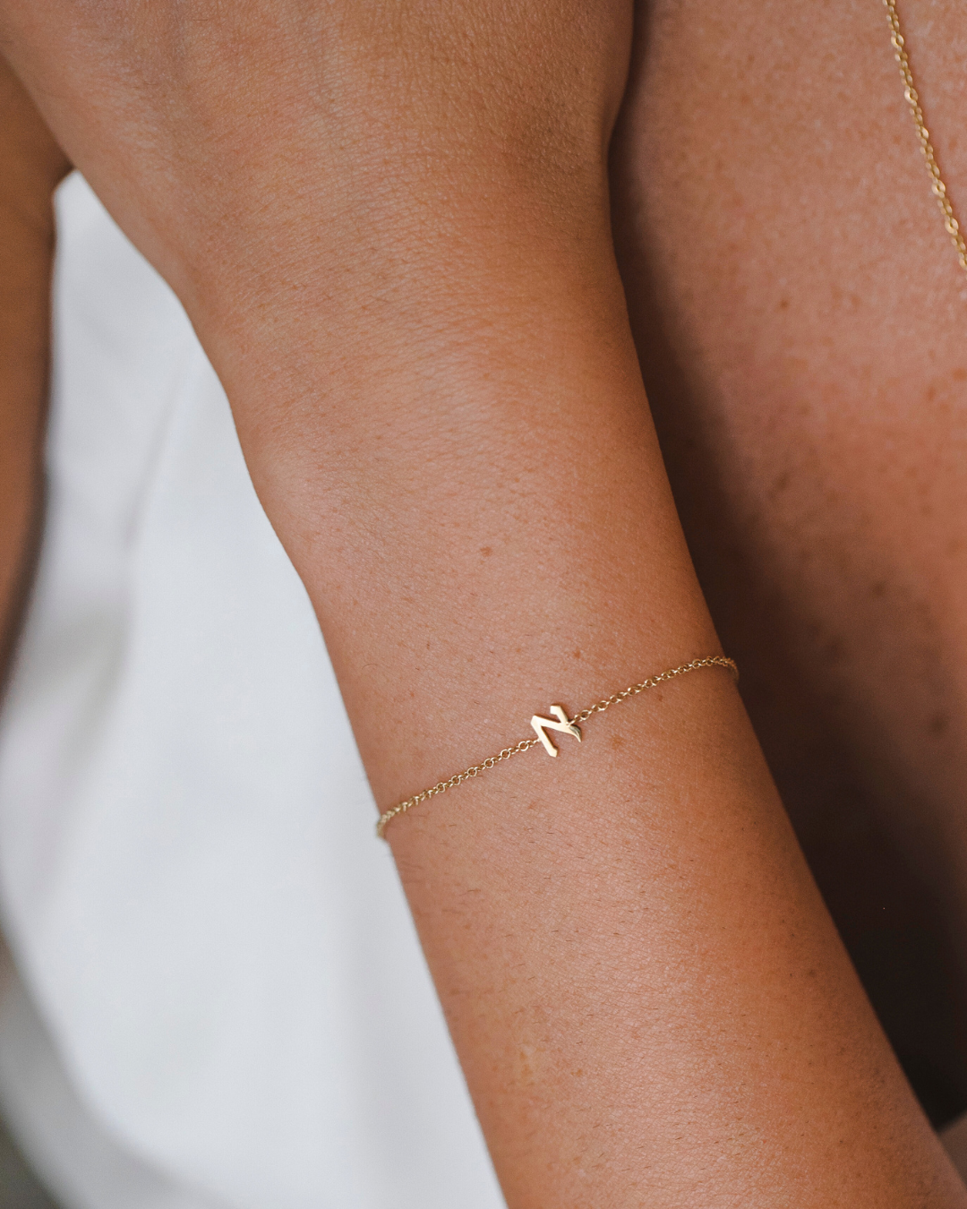 צמיד זהב אות בעברית