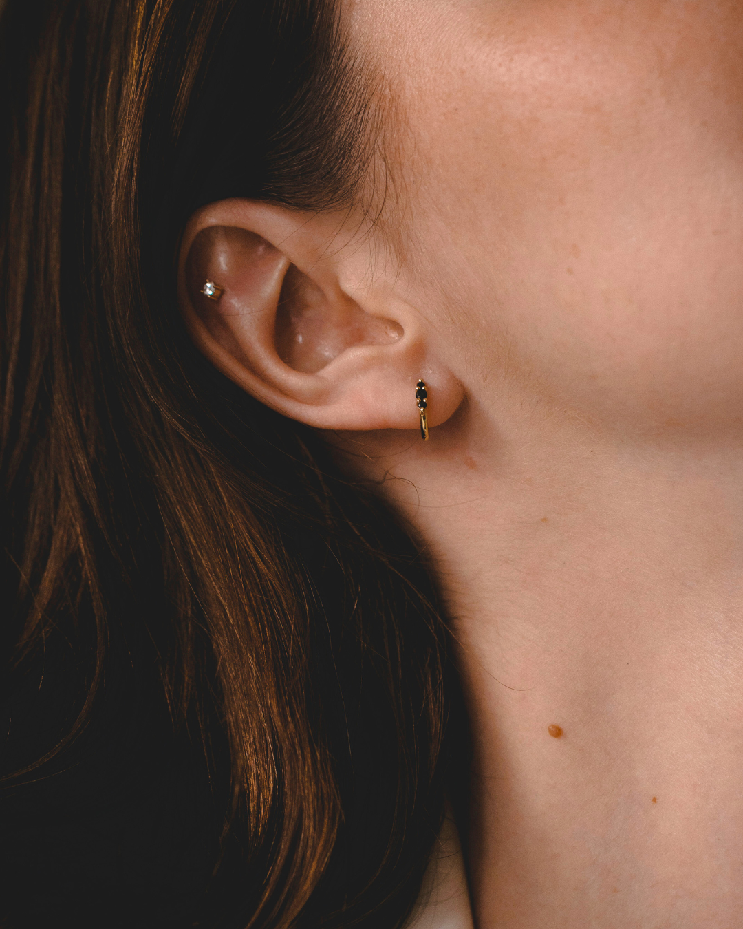 עגיל חישוק אודרי עם יהלומים שחורים