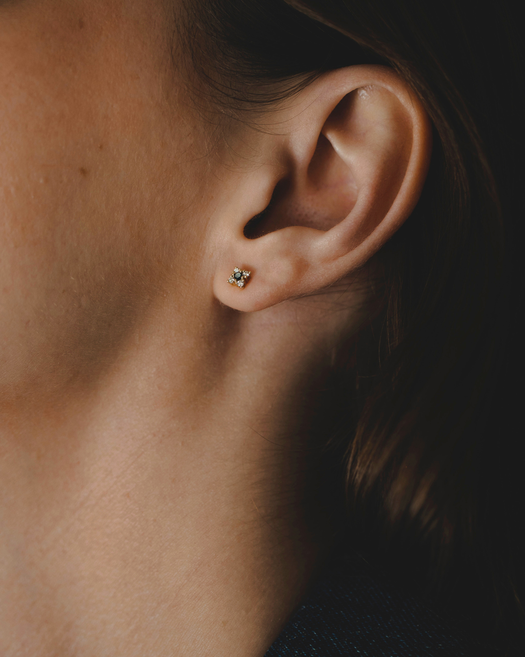 עגיל מיני אליאנה שיבוץ שחור לבן