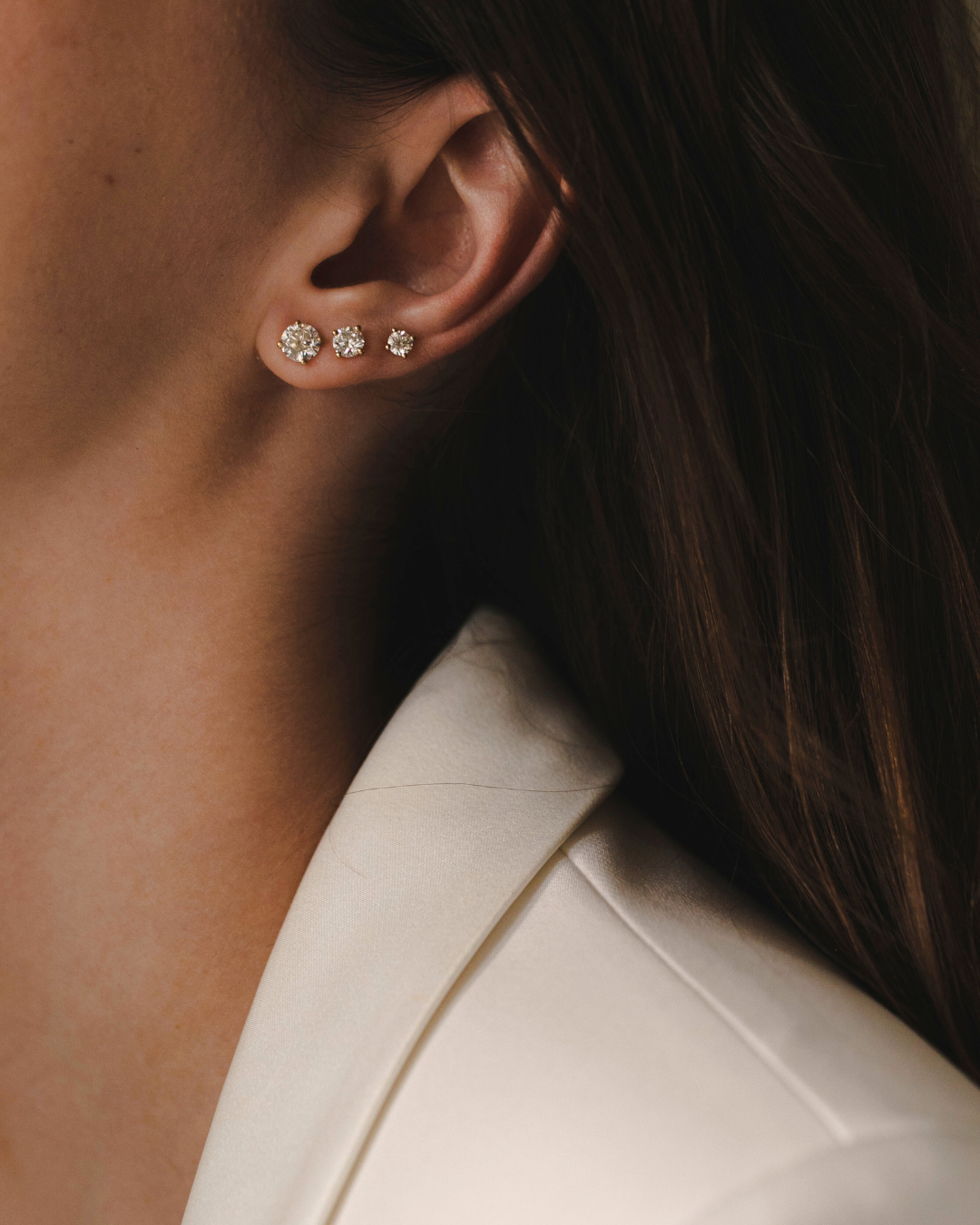 עגיל מרטינה יהלומים לבנים 4 מ"מ