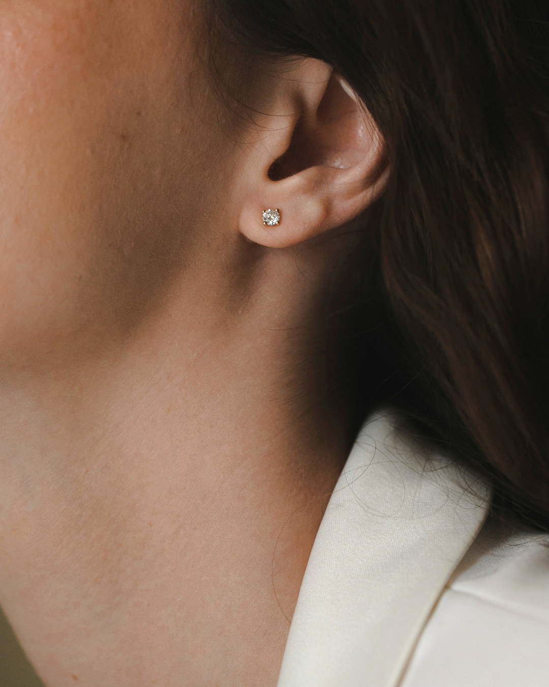 עגיל מרטינה יהלומים לבנים 4 מ"מ