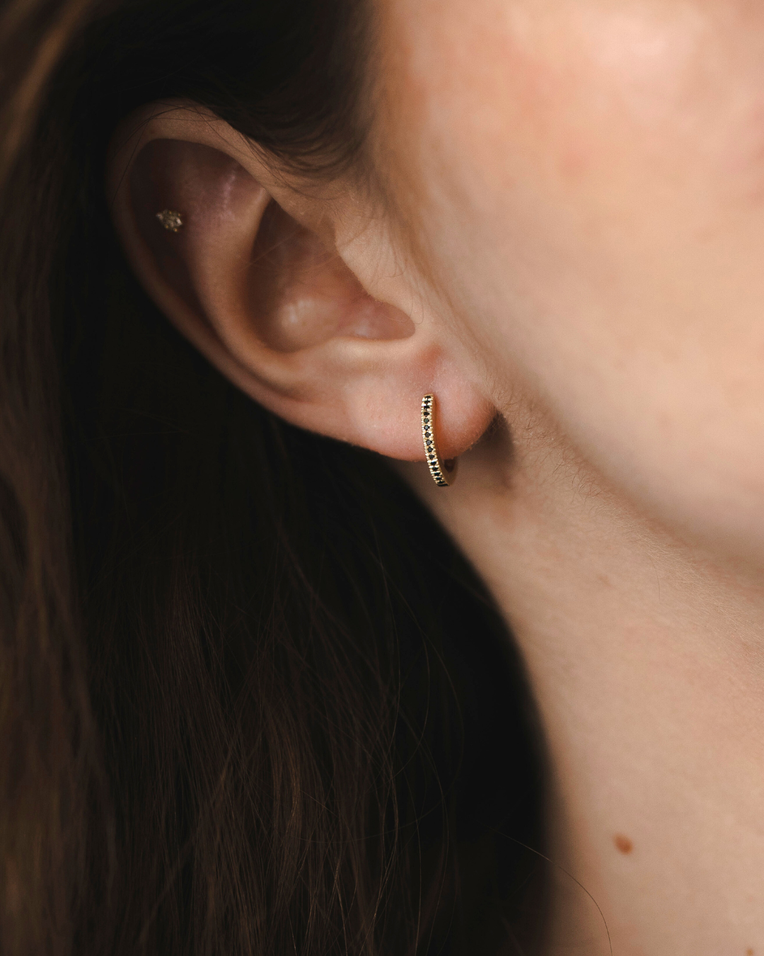 עגיל חישוק קלואי גדול - 13.5 מ"מ יהלומים שחורים